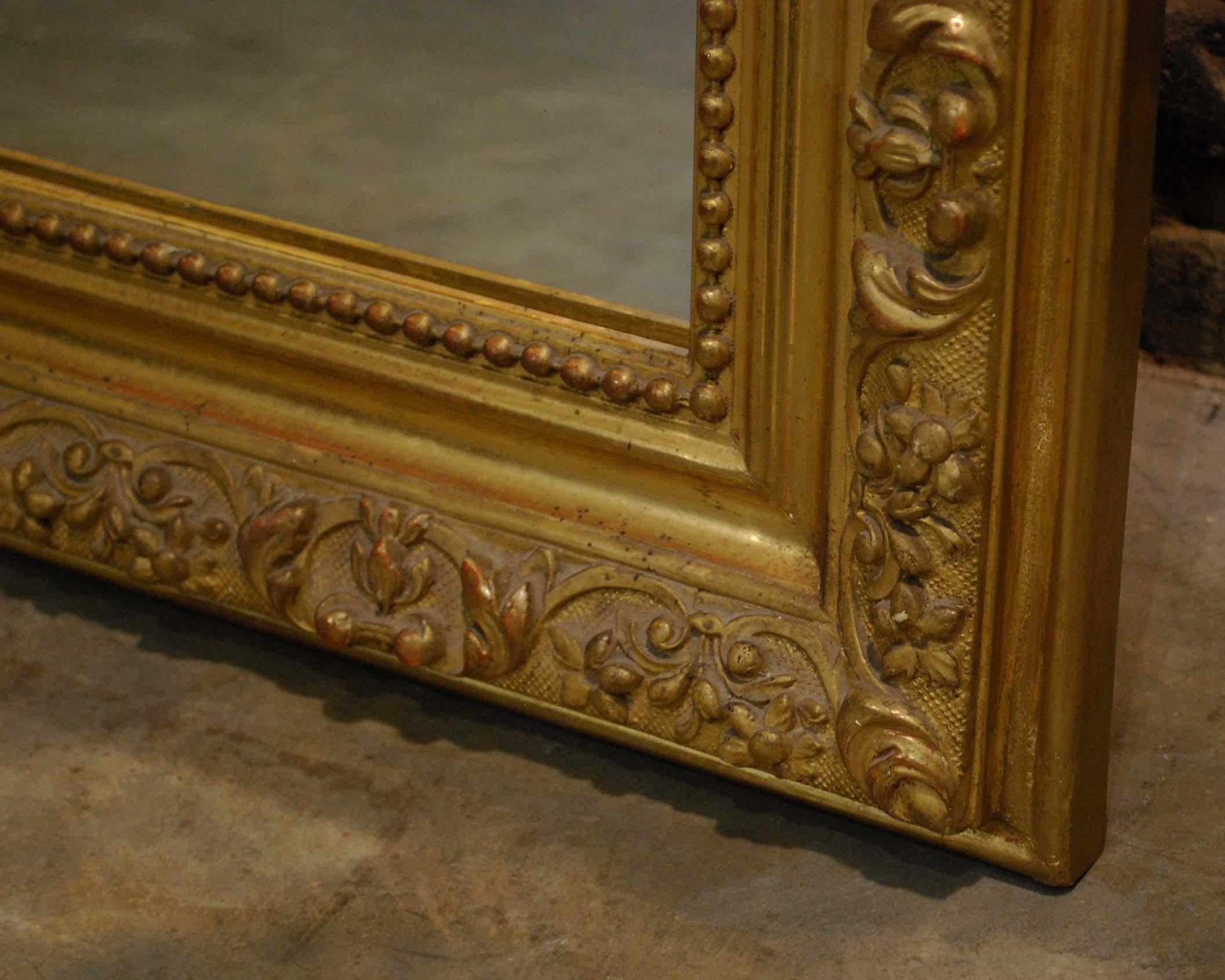 Miroir baroque français ancien en bois doré avec putti ou chérubins en crête en vente 6