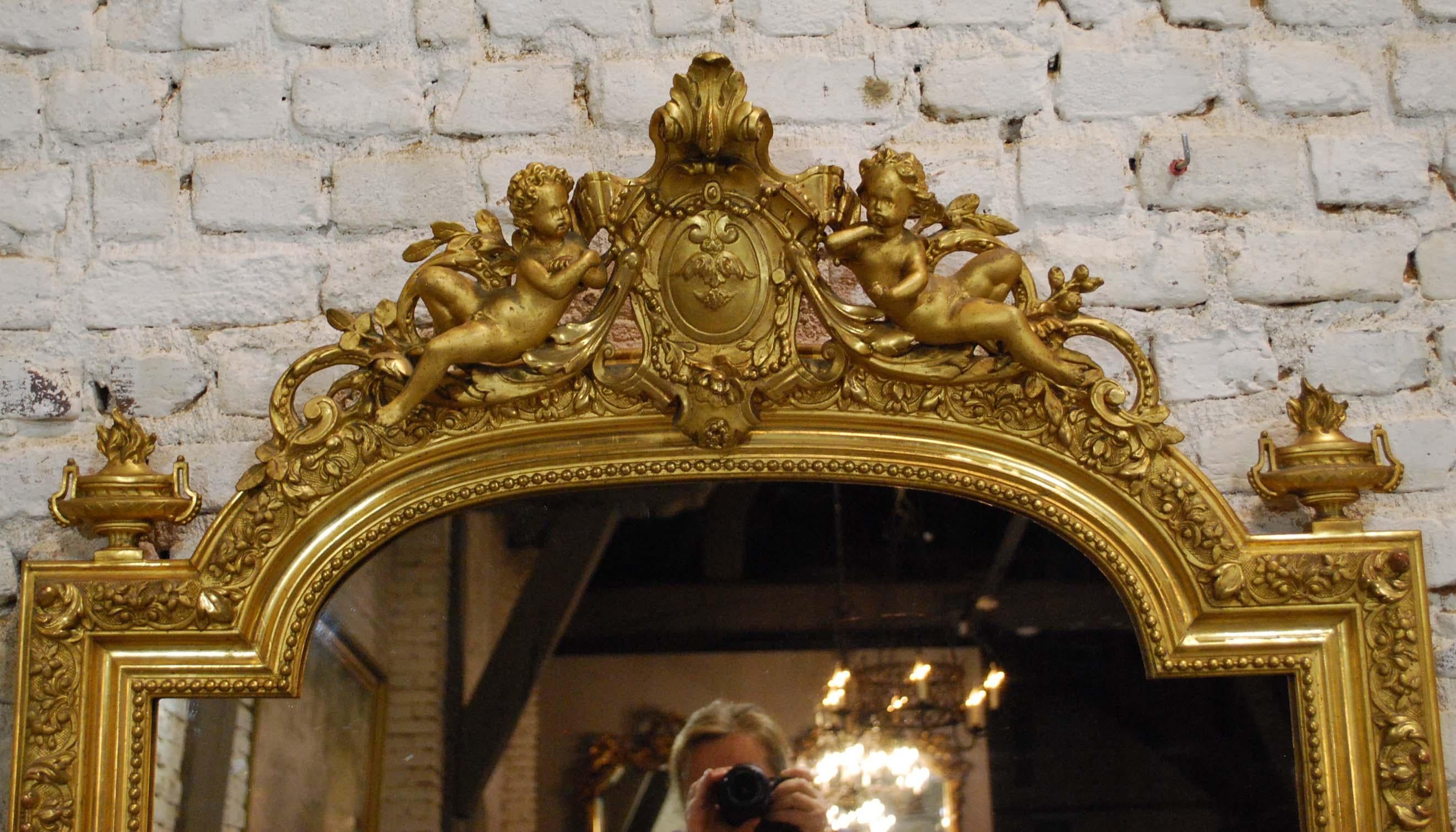 Baroque Miroir baroque français ancien en bois doré avec putti ou chérubins en crête en vente