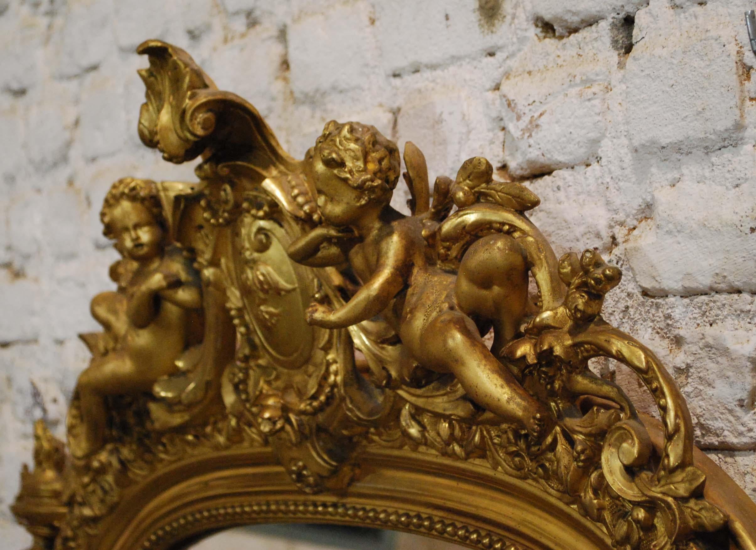 Français Miroir baroque français ancien en bois doré avec putti ou chérubins en crête en vente