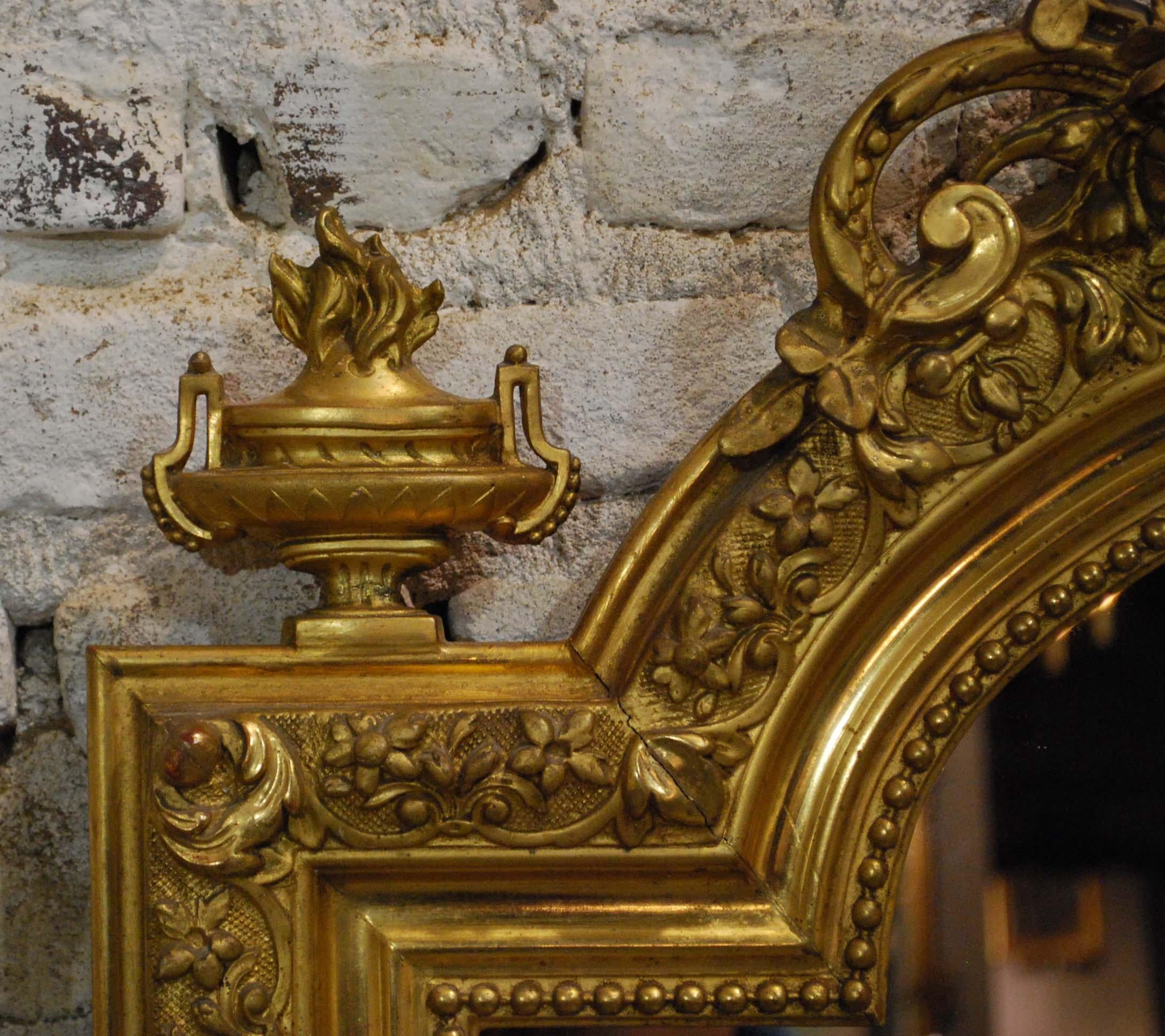 Miroir baroque français ancien en bois doré avec putti ou chérubins en crête Bon état - En vente à Casteren, NL