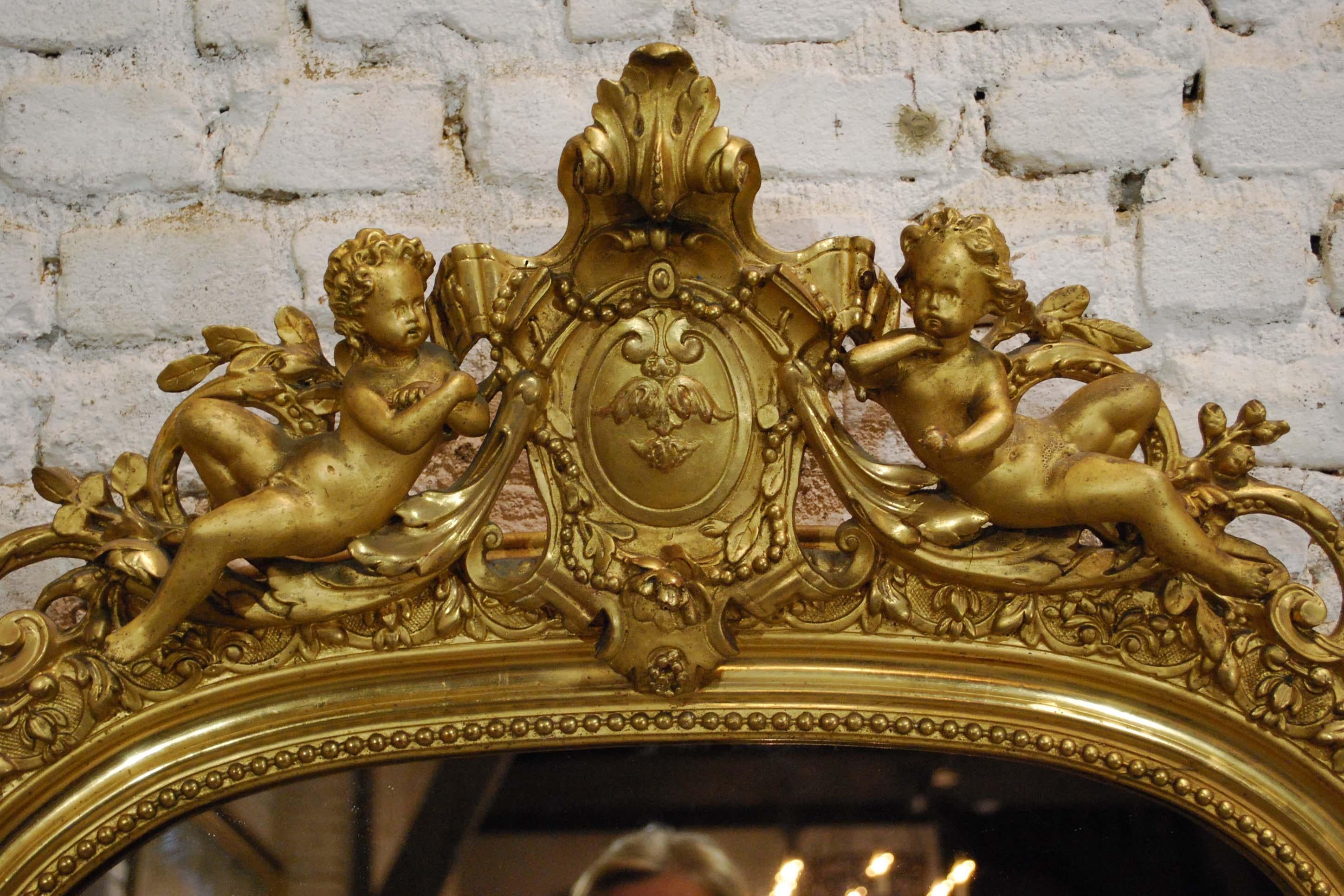 XIXe siècle Miroir baroque français ancien en bois doré avec putti ou chérubins en crête en vente