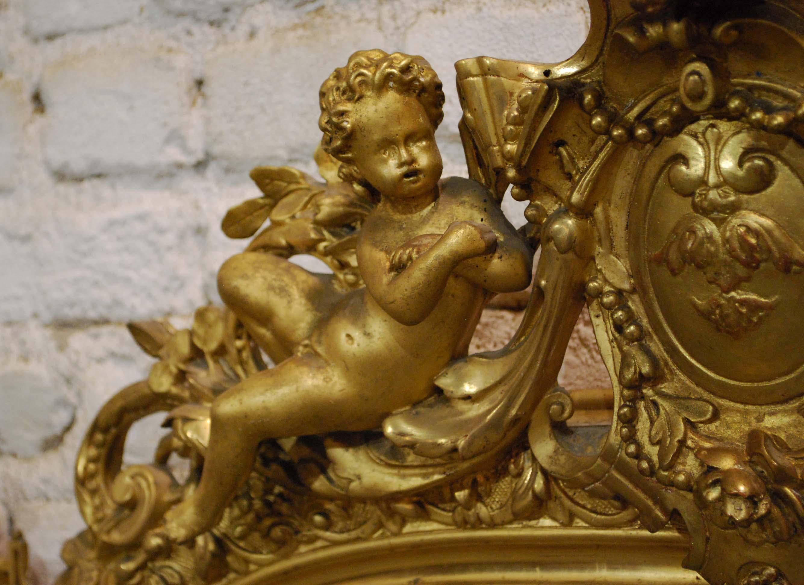Gesso Miroir baroque français ancien en bois doré avec putti ou chérubins en crête en vente