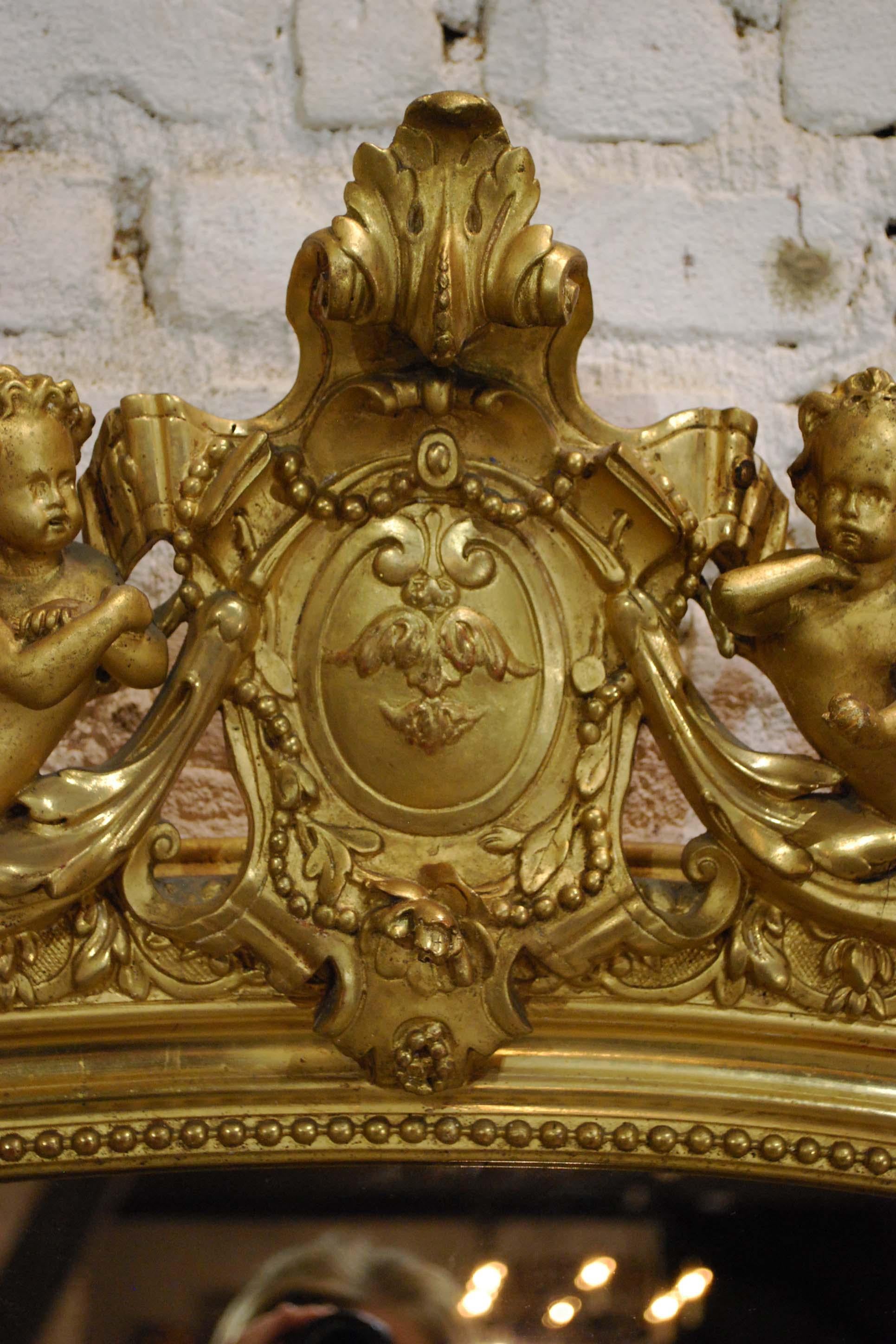 Miroir baroque français ancien en bois doré avec putti ou chérubins en crête en vente 1