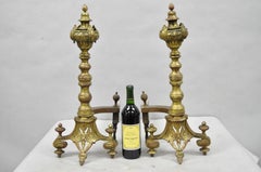 Paire de chenets anciens en bronze et laiton patinés de style Louis XV baroque français