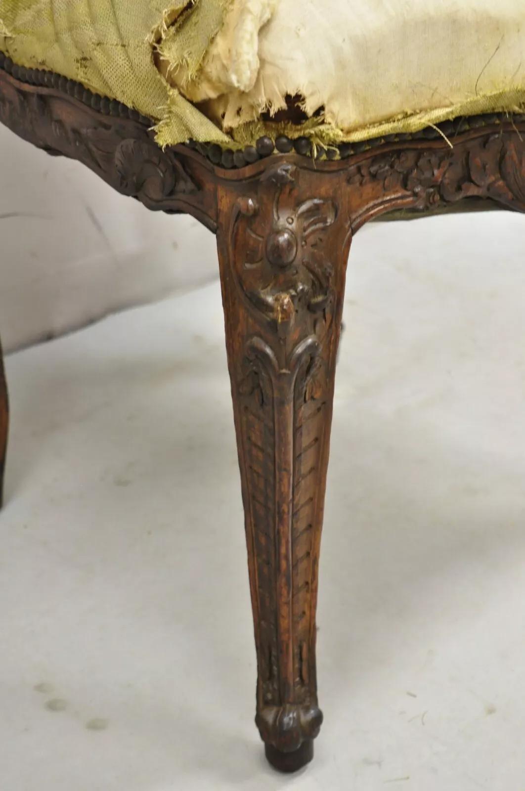 Ancienne chaise d'appoint en noyer sculpté de style Louis XV baroque français en vente 3