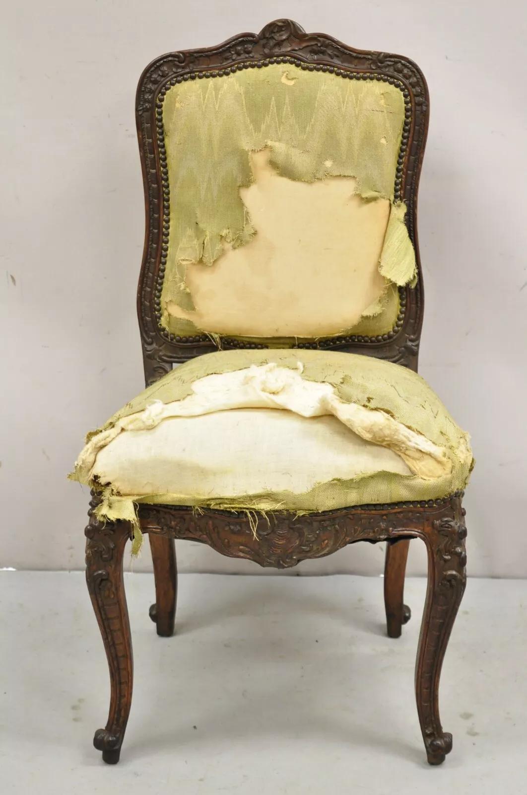 Chaise d'appoint ancienne en noyer sculpté de style baroque français Louis XV. Circa Early 20th Century. Dimensions : 38,5
