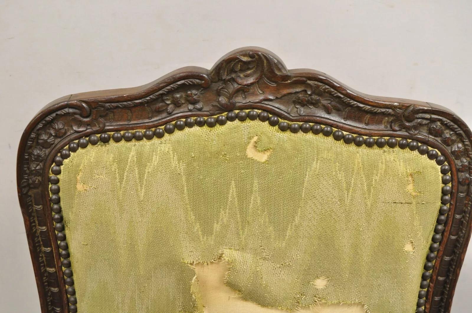 Inconnu Ancienne chaise d'appoint en noyer sculpté de style Louis XV baroque français en vente