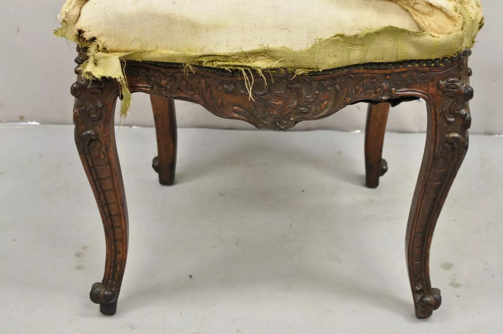Ancienne chaise d'appoint en noyer sculpté de style Louis XV baroque français Abîmé - En vente à Philadelphia, PA