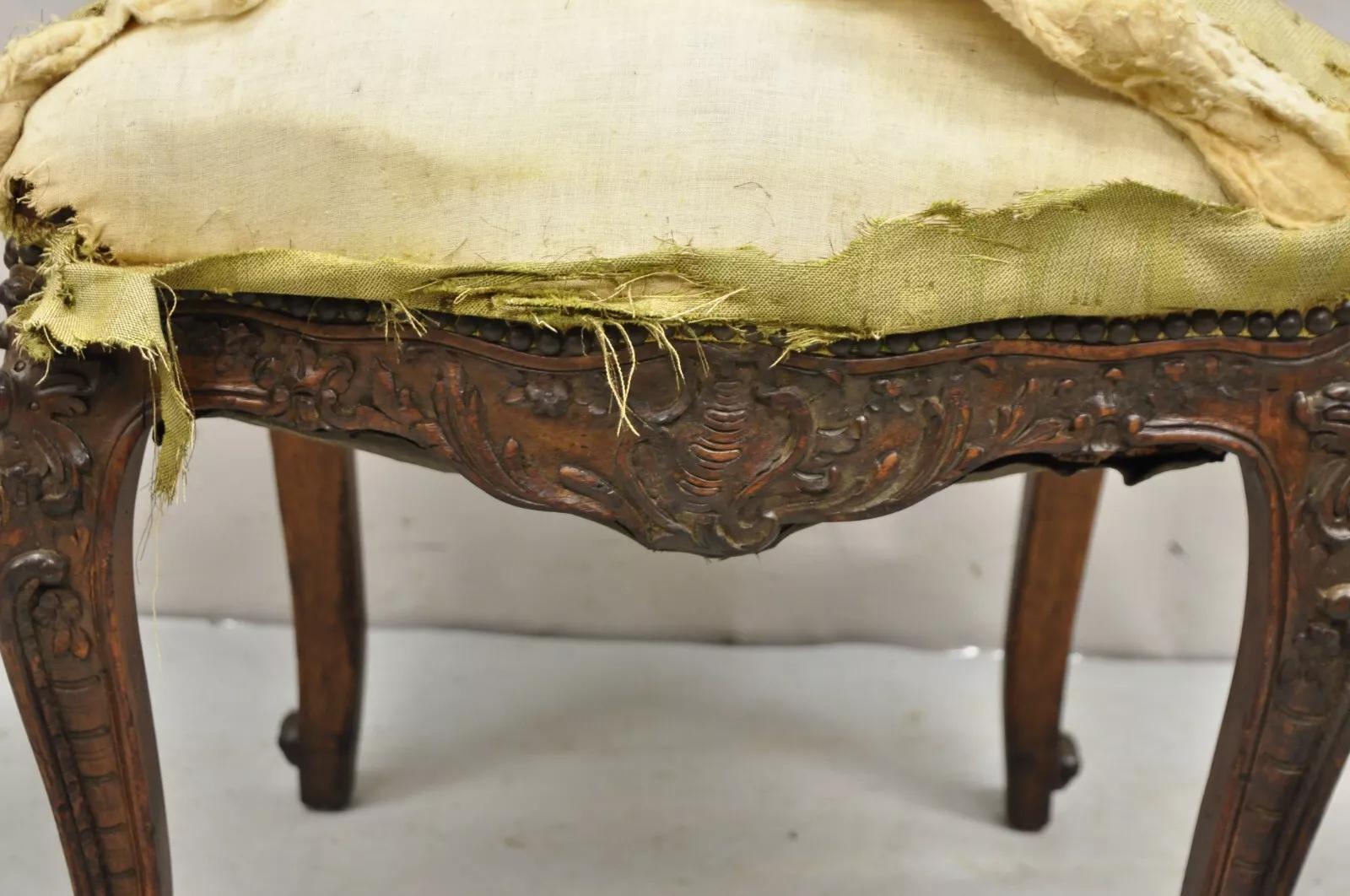 20ième siècle Ancienne chaise d'appoint en noyer sculpté de style Louis XV baroque français en vente
