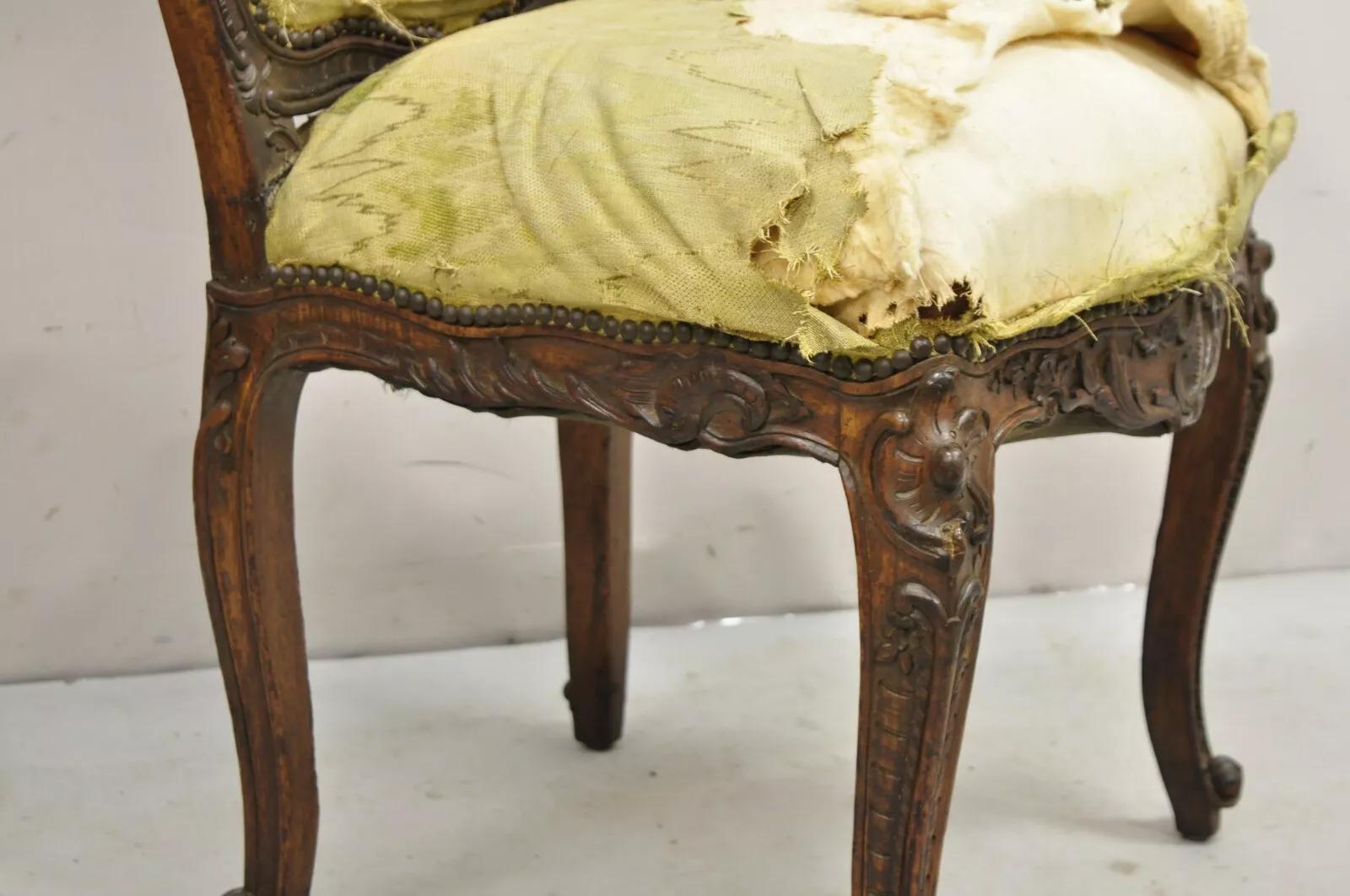 Noyer Ancienne chaise d'appoint en noyer sculpté de style Louis XV baroque français en vente