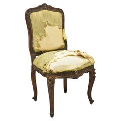 Ancienne chaise d'appoint en noyer sculpté de style Louis XV baroque français