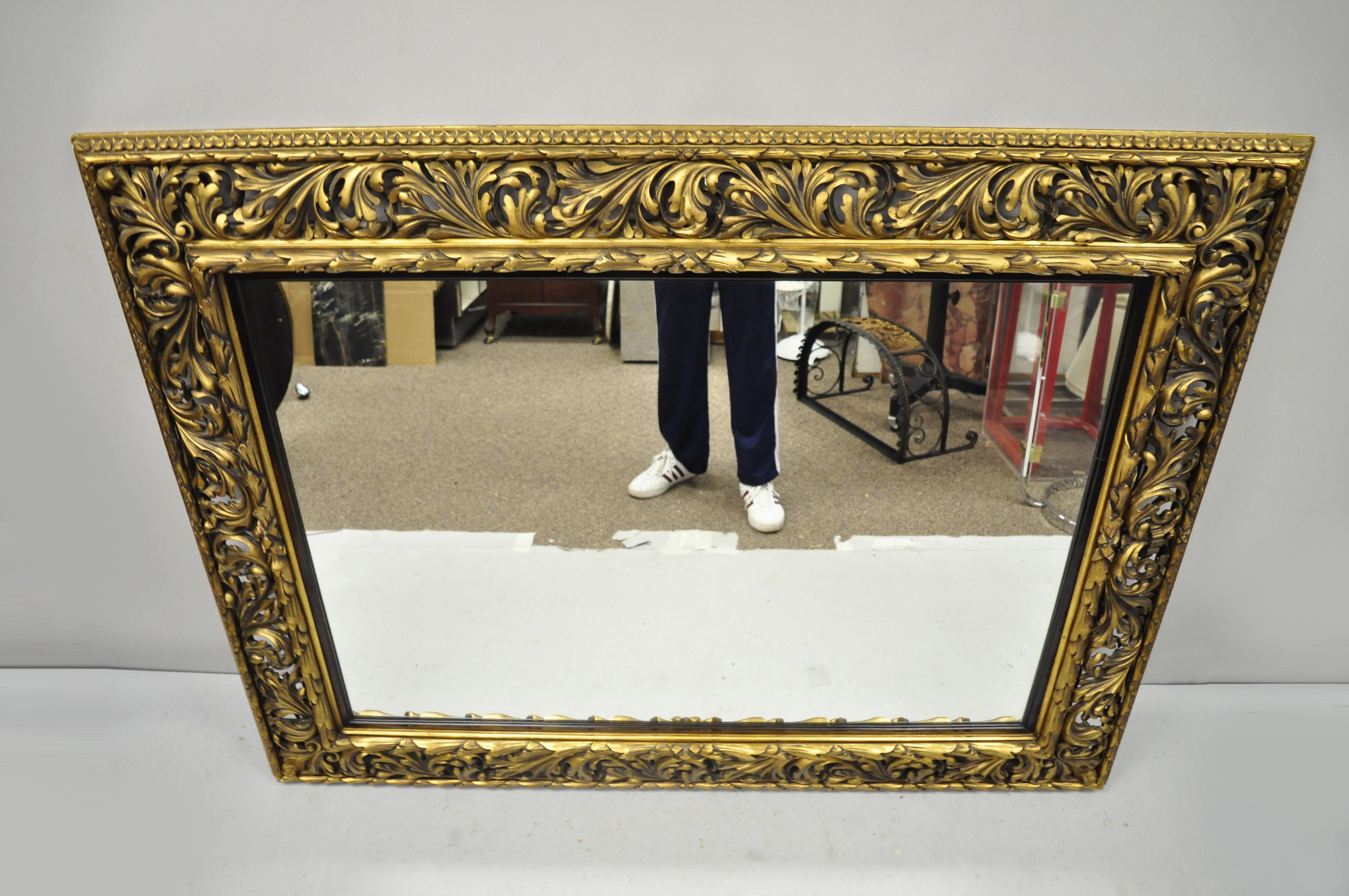 Ancien miroir baroque français de style rococo en bois sculpté et grand miroir doré en vente 2