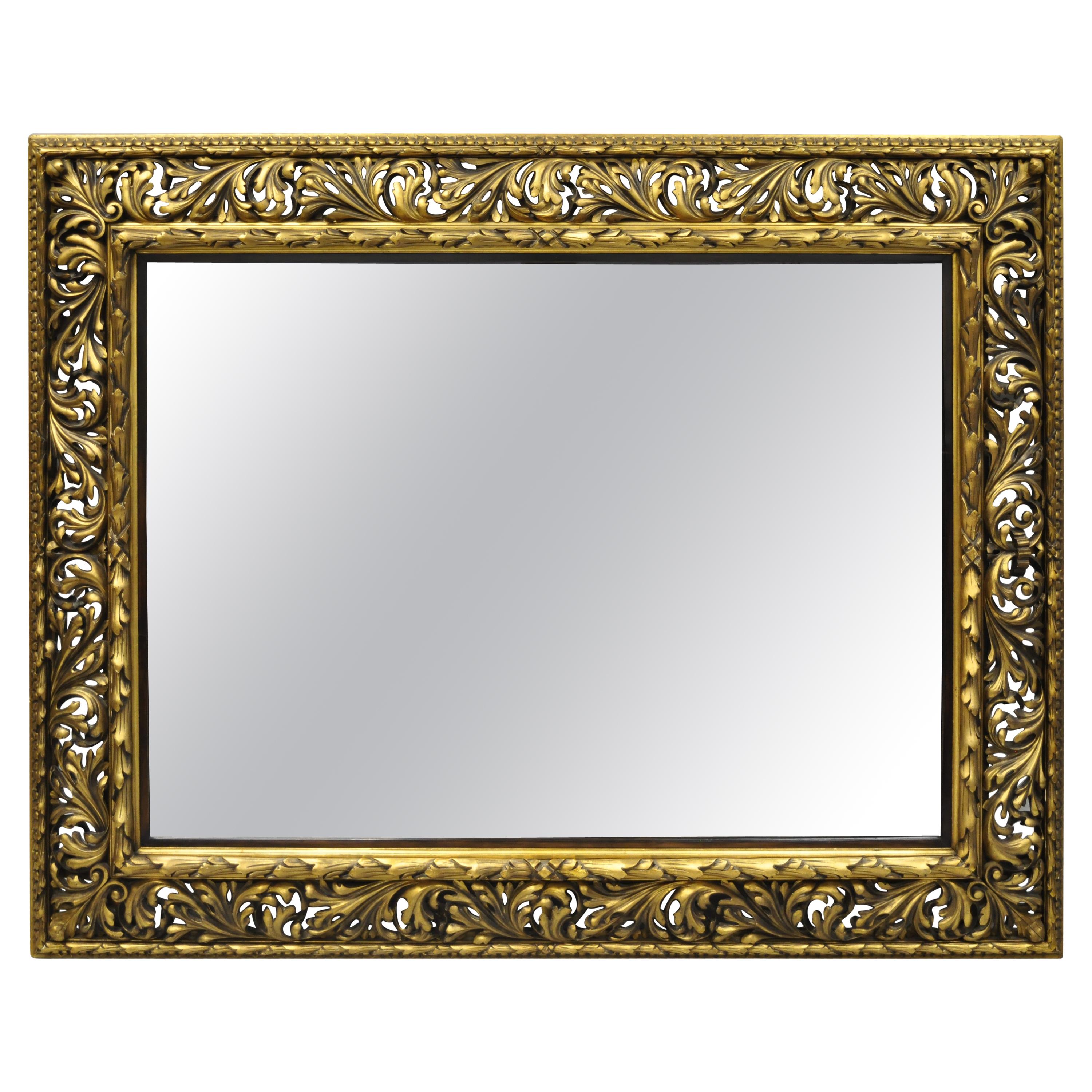 Ancien miroir baroque français de style rococo en bois sculpté et grand miroir doré en vente