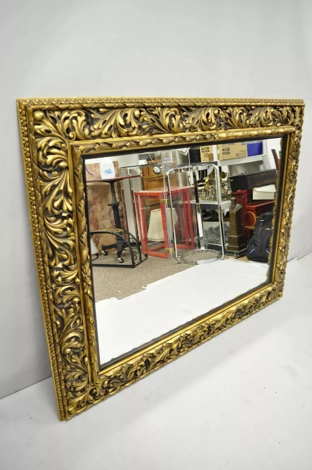 Miroir ancien en bois sculpté de style baroque rococo français 50 x 65 doré. L'objet présente un remarquable cadre en bois sculpté, une finition en or bruni et des volutes ornées. Circa Early 20th Century. Dimensions : 50,75