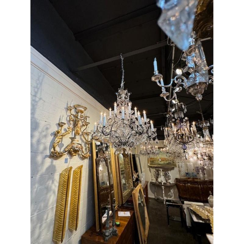 Magnifique lustre ancien en cristal français avec 18 lumières. Une beauté étincelante qui crée un impact impressionnant. Charmant !!! Circa 1920
36 x 36