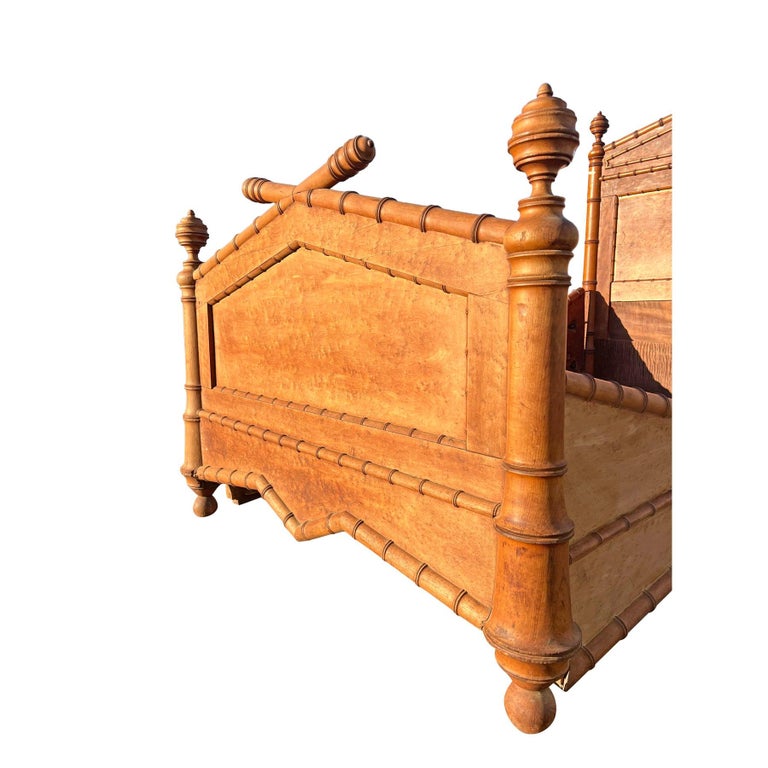 Antique French Bettgestell Kopfteil Set in Vogelaugenahorn Faux Bambus  Englisch im Angebot bei 1stDibs Deutschland
