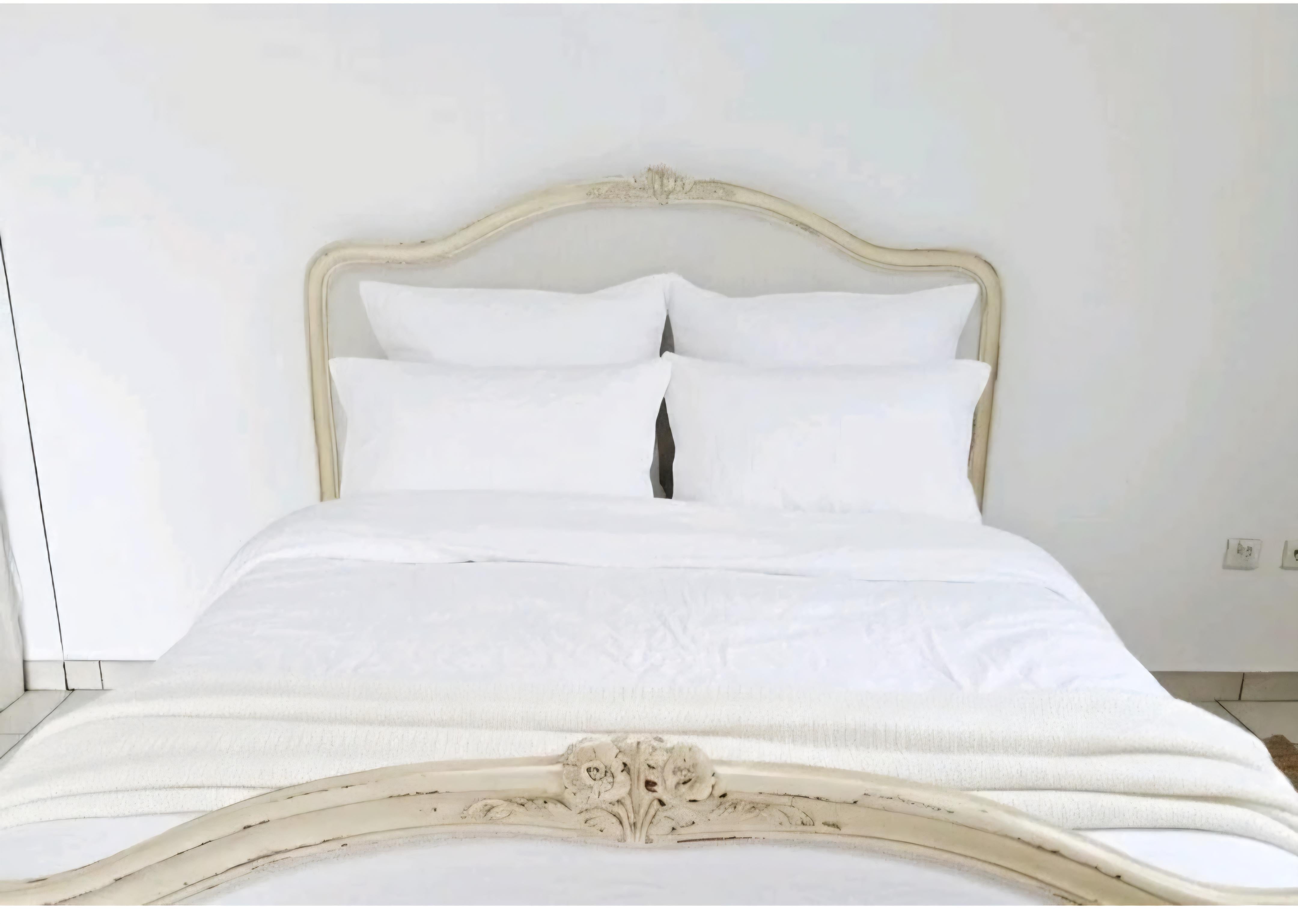 Antique French Bett gepolstert in Weiß im Angebot 3
