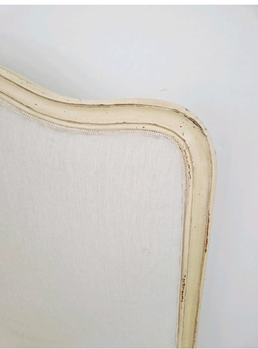 Antique French Bett gepolstert in Weiß (Stoff) im Angebot