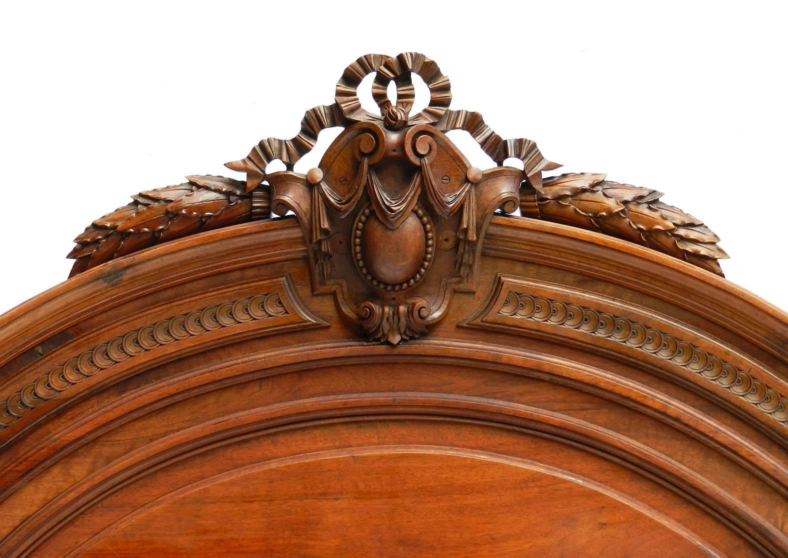Antique French Bed US Queen or UK King-size
Noyer massif sculpté
Hauteur du pied de lit 102cms
Ce lit peut accueillir un matelas standard US Queen or UK king-size de 1::5 m de large sur un sommier à lattes ou un divan peu profond 
Très bon état