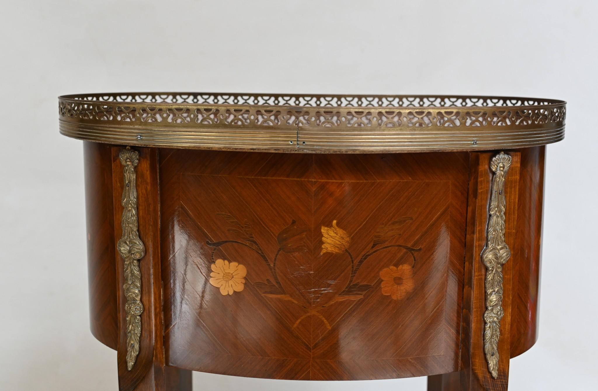 Stai visualizzando una coppia di cassettoni francesi a forma di fagiolo.
Una coppia molto carina e delicata, con due cassetti ciascuno e una galleria in ottone.
I dispositivi originali in ormù sono caratterizzati da un intricato lavoro di intarsio
