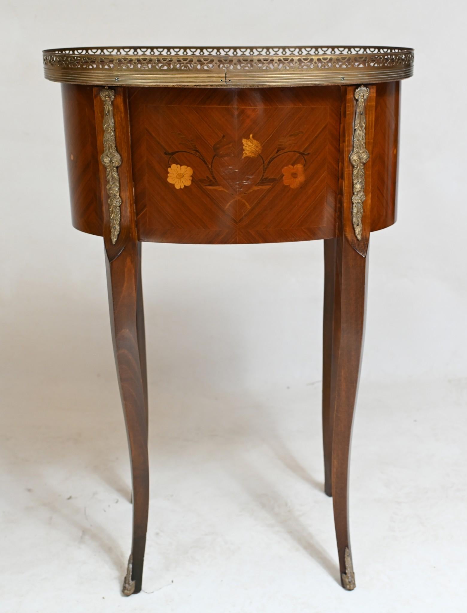 Stile impero Antique French Comodini Impero a fagiolo 1930