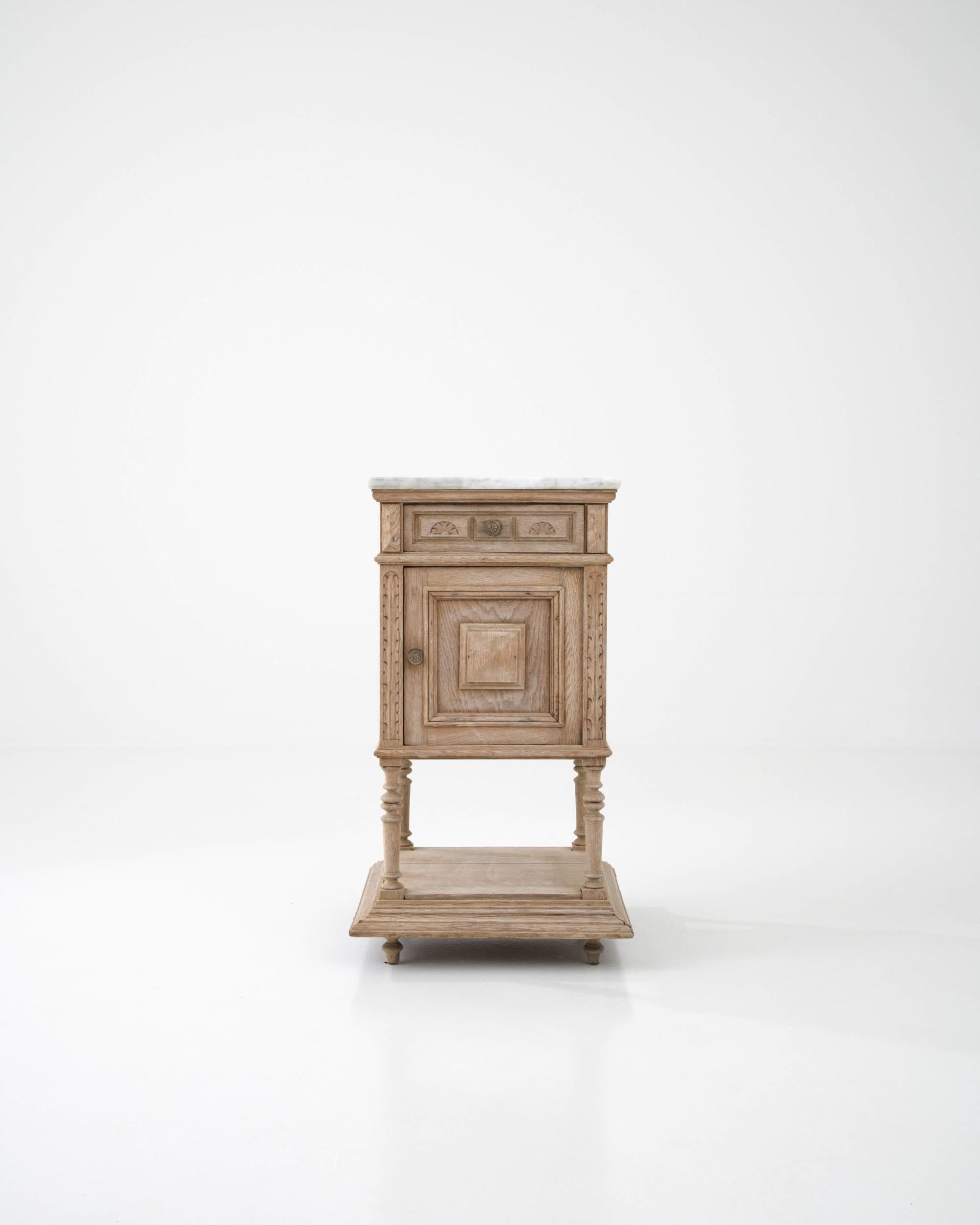 Table de chevet française ancienne avec plateau en marbre en vente 5