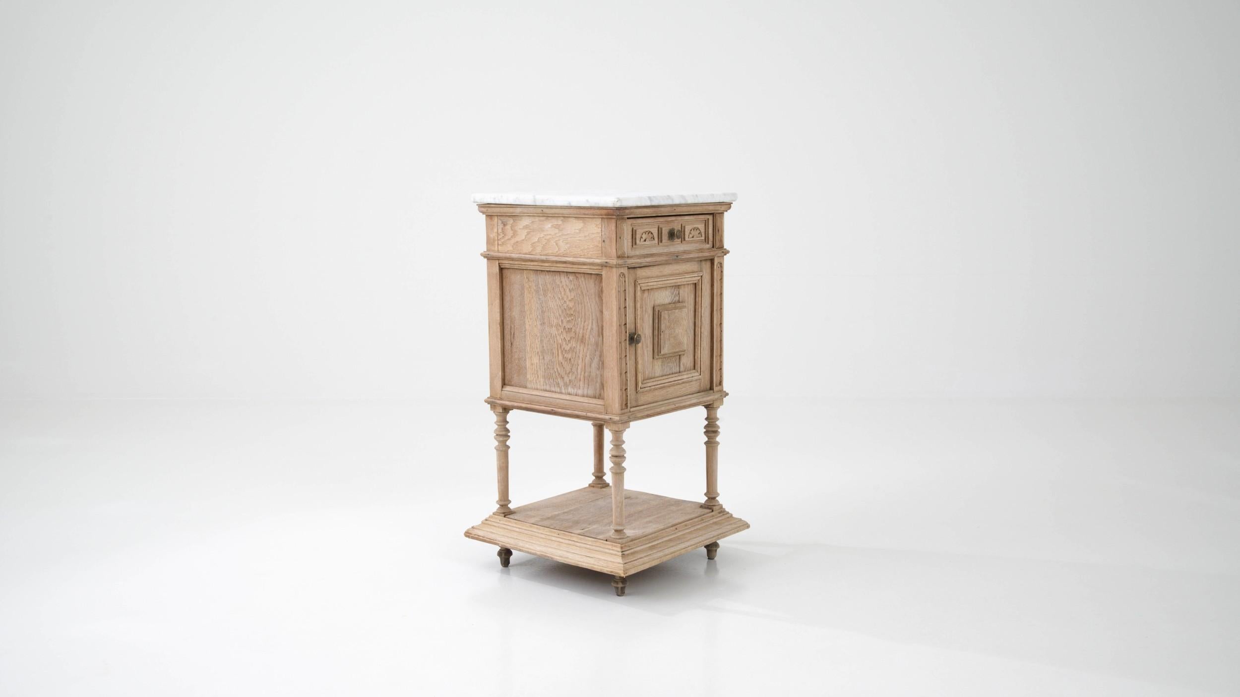 Table de chevet française ancienne avec plateau en marbre en vente 1