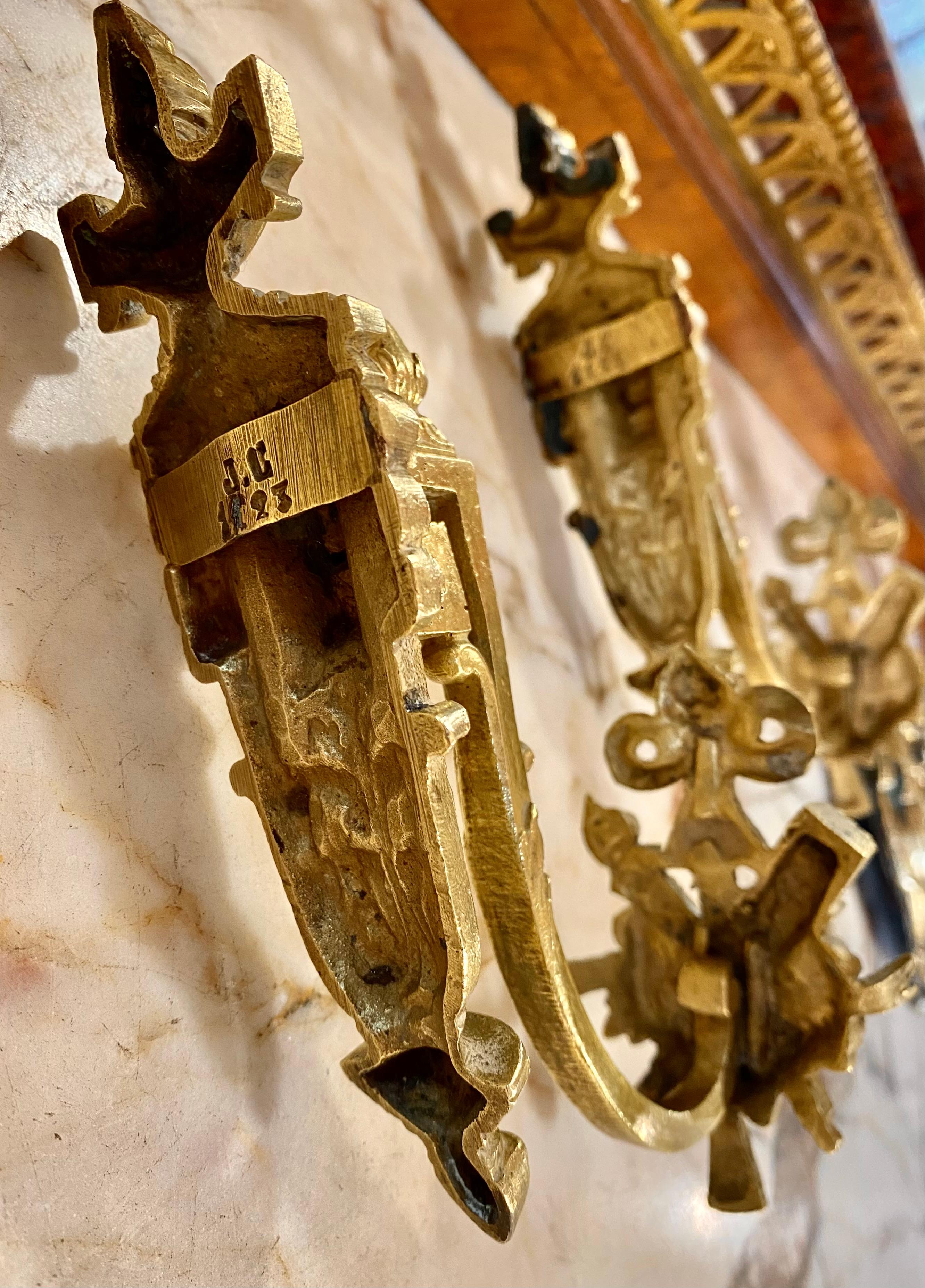 Une petite paire d'antiques A.I.C. Les supports de draperie en bronze doré de French Belle Epoch ont des détails exceptionnels pour transformer vos fenêtres. 
du banal à l'extraordinaire. 