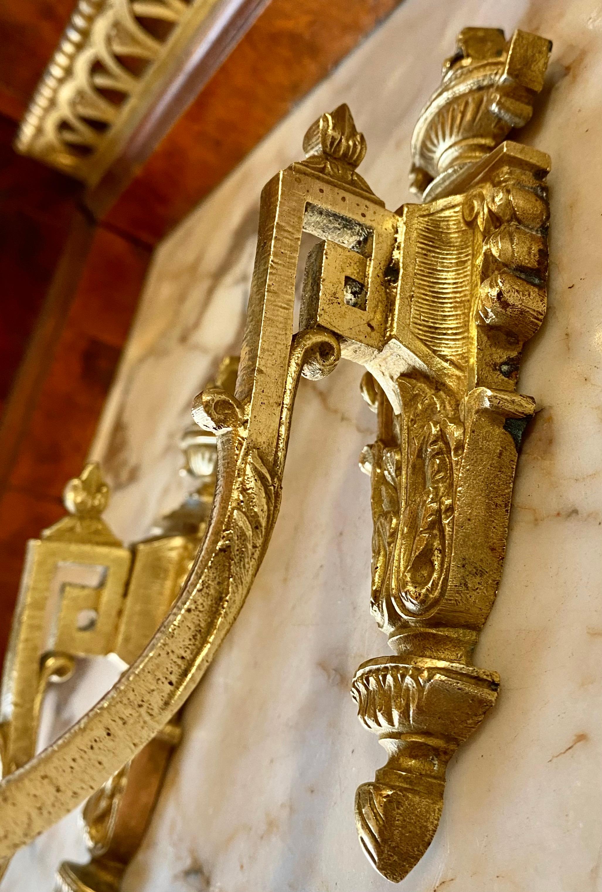 Antike französische Belle Epoch-Krawattenrückenlehnen aus vergoldeter Bronze (Belle Époque) im Angebot