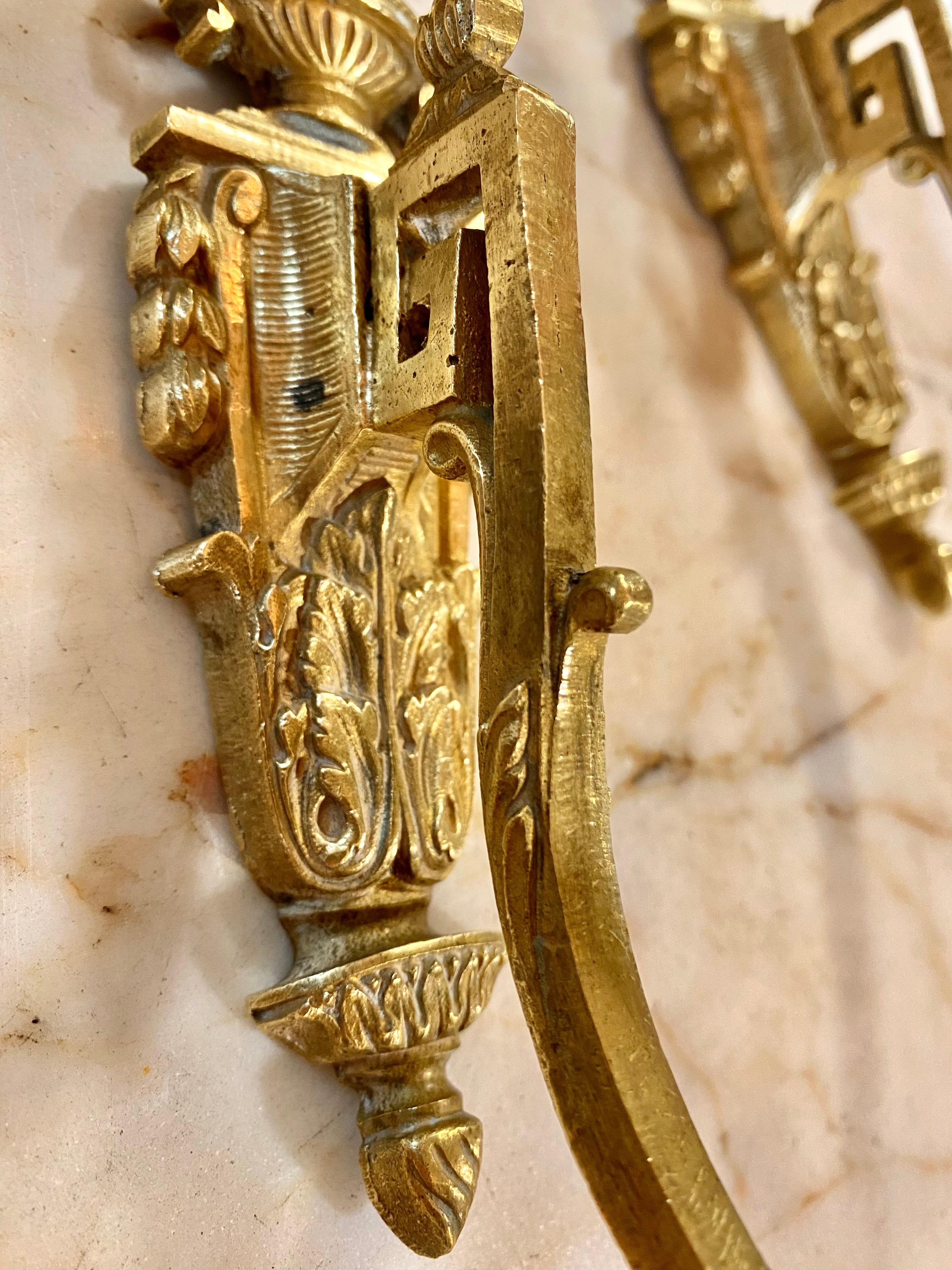 Antike französische Belle Epoch-Krawattenrückenlehnen aus vergoldeter Bronze (Französisch) im Angebot