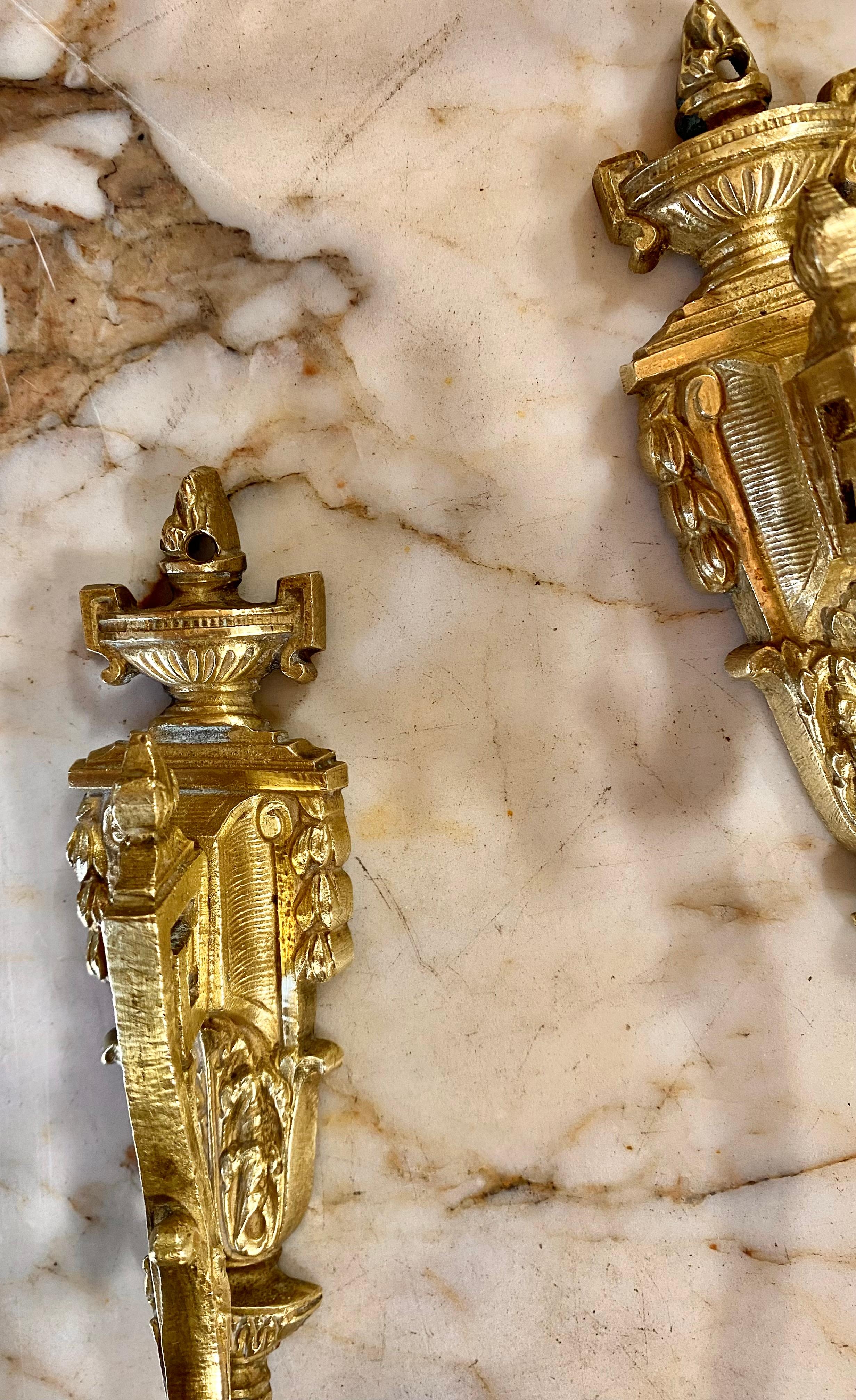 Antike französische Belle Epoch-Krawattenrückenlehnen aus vergoldeter Bronze im Zustand „Gut“ im Angebot in New Orleans, LA