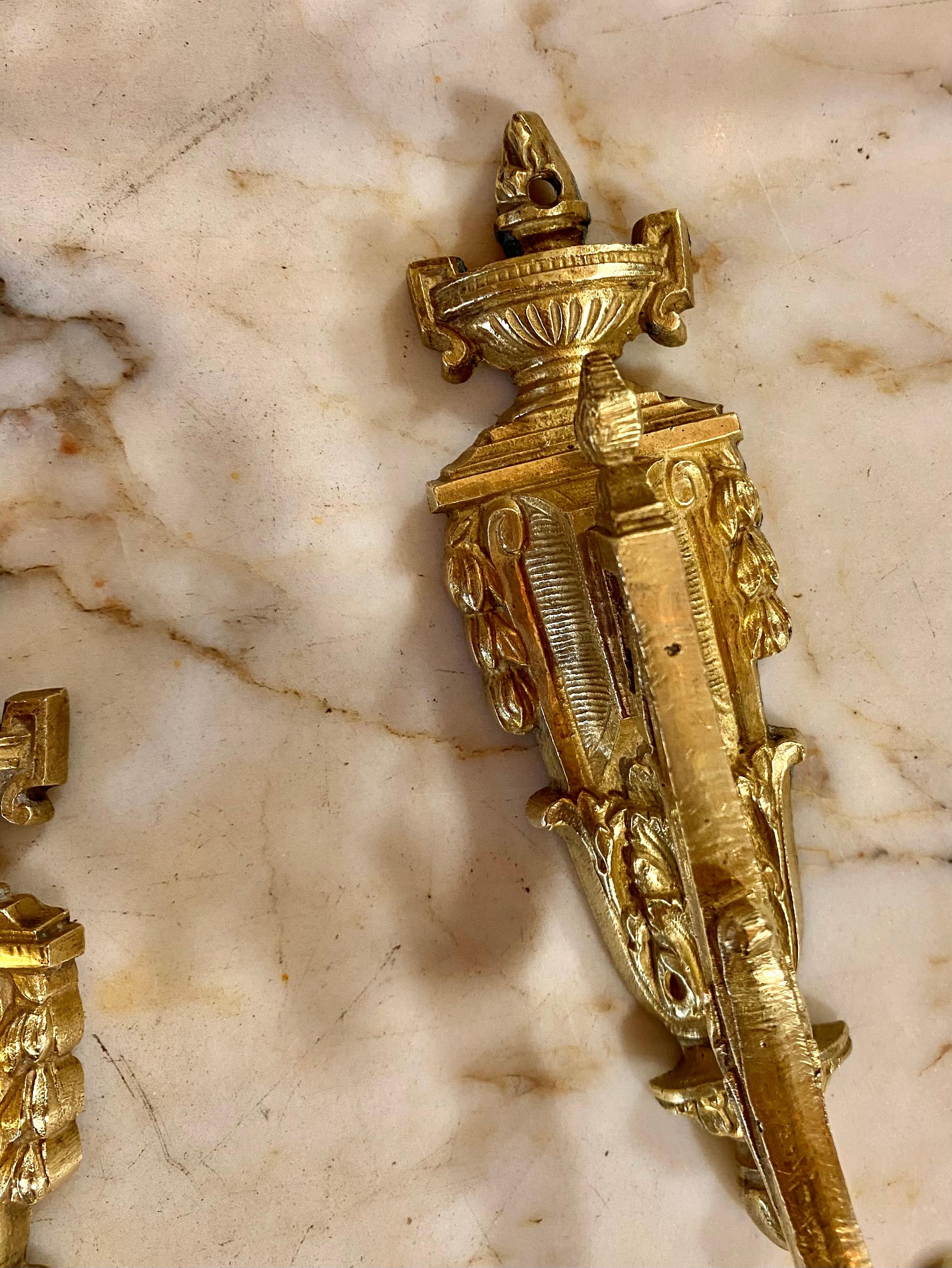 Antike französische Belle Epoch-Krawattenrückenlehnen aus vergoldeter Bronze (Spätes 19. Jahrhundert) im Angebot