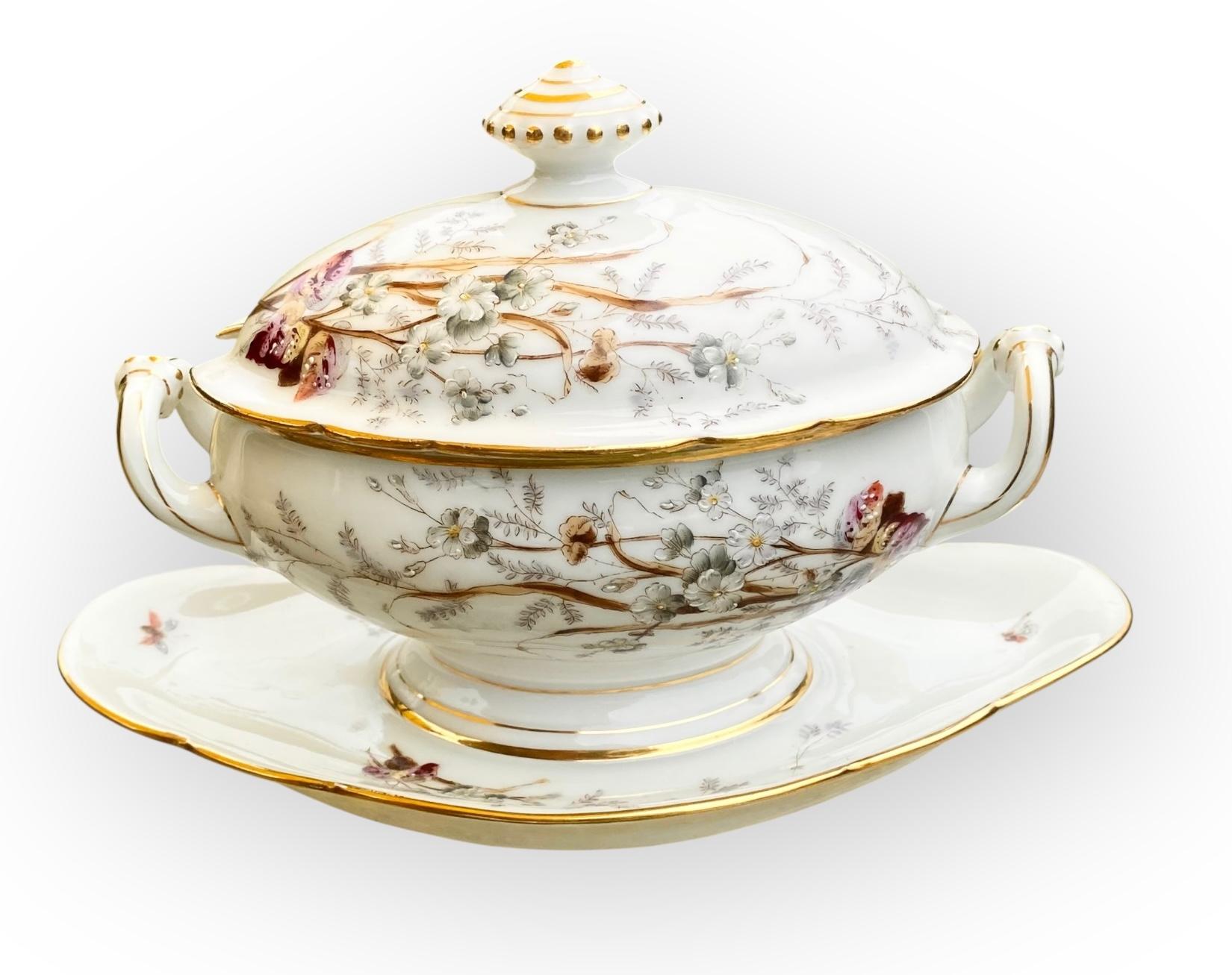 Antique French Belle Epoch, zuppiera in porcellana dipinta a mano in vendita 3