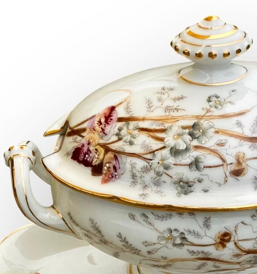 Antique French Belle Epoch, zuppiera in porcellana dipinta a mano in vendita 6