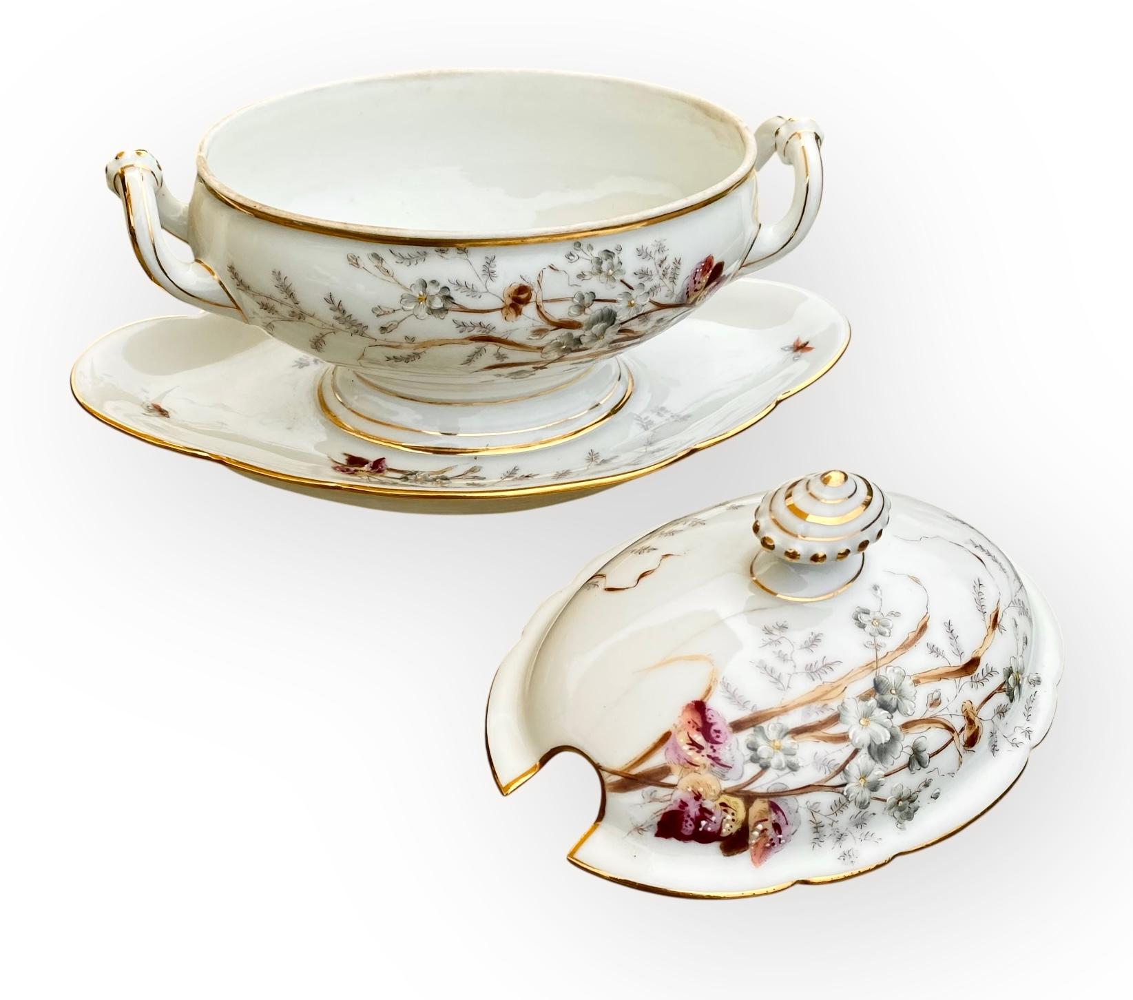 Belle Époque Antique French Belle Epoch, zuppiera in porcellana dipinta a mano in vendita