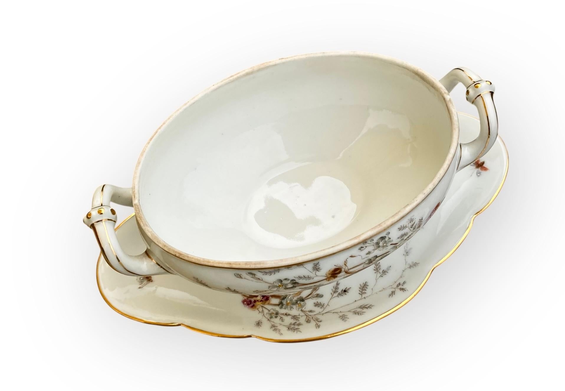 Antique French Belle Epoch, zuppiera in porcellana dipinta a mano In condizioni buone in vendita a New Orleans, LA