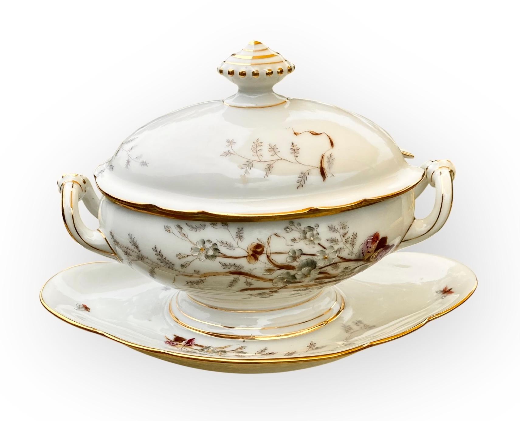 XIX secolo Antique French Belle Epoch, zuppiera in porcellana dipinta a mano in vendita