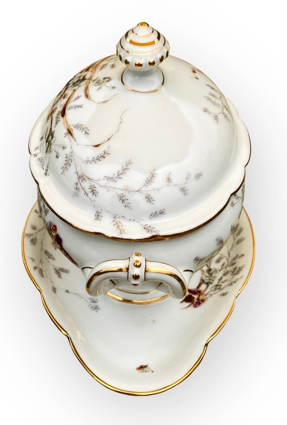 Porcellana Antique French Belle Epoch, zuppiera in porcellana dipinta a mano in vendita