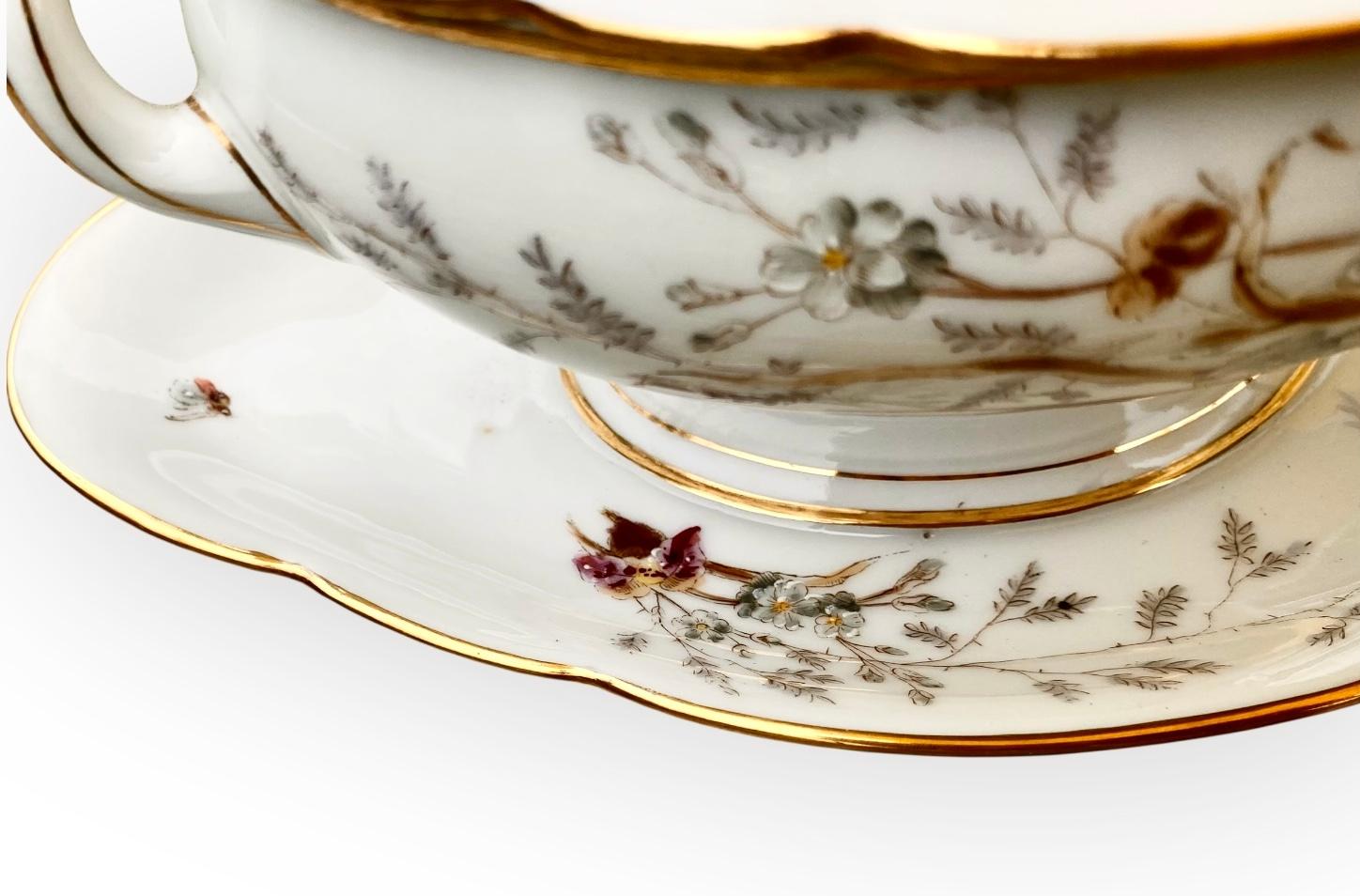 Antique French Belle Epoch, zuppiera in porcellana dipinta a mano in vendita 1