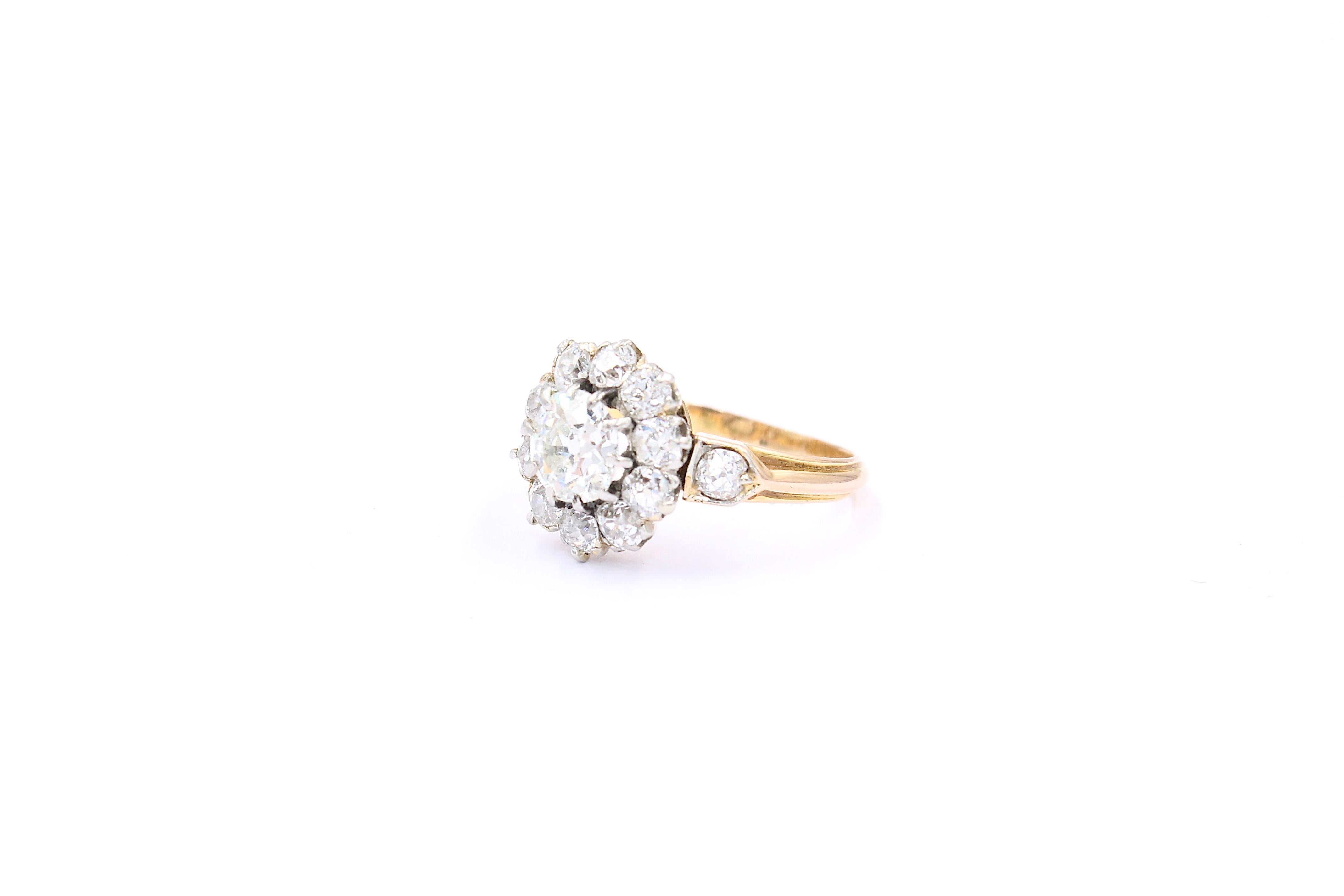 Antique Franche Belle Epoque diamond cluster ring circa 1910 in perfect conditions. 

The ring is set with a center old cut diamond of approximately 0.90 Carats ( estimated G color - Si clarity) and 12 old cut diamonds for a total of approximately