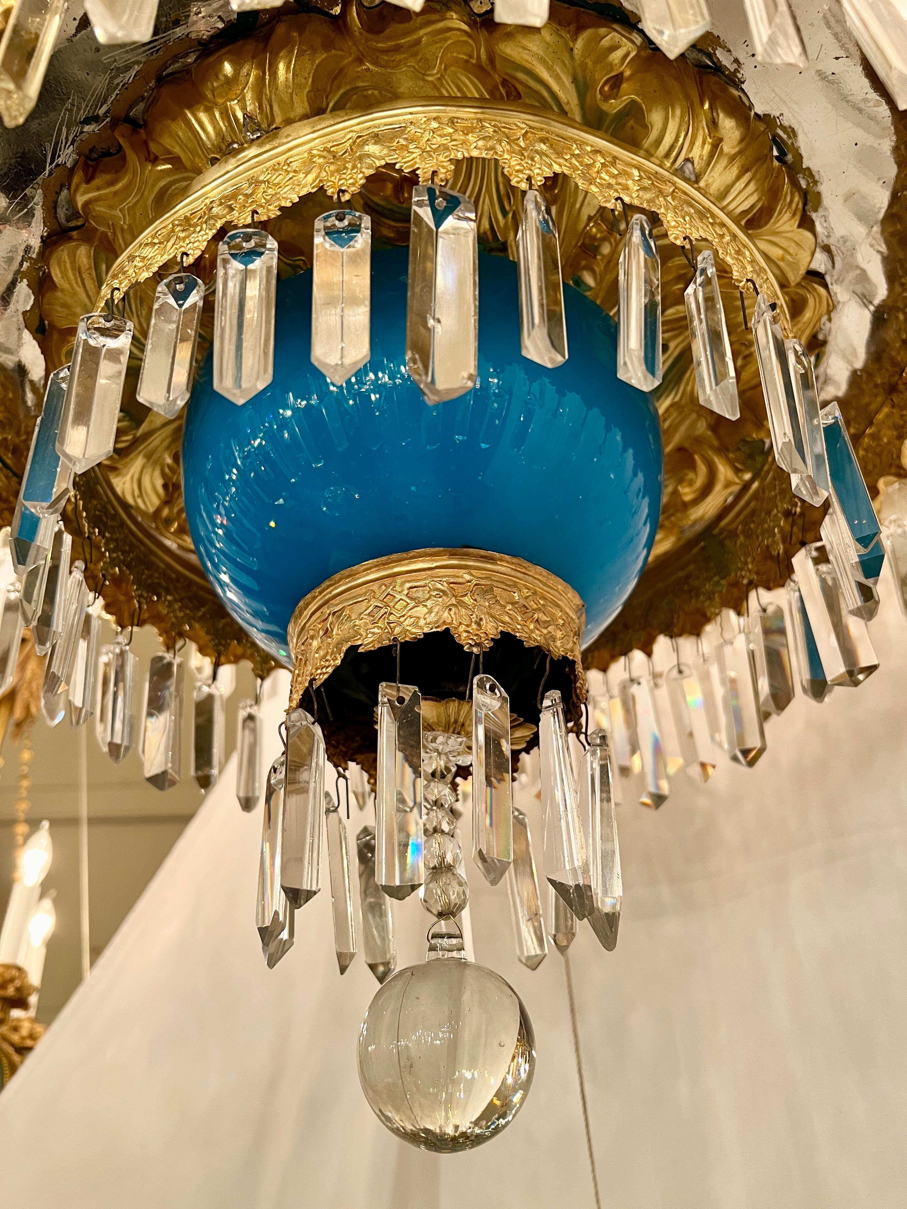 Lustre à 12 lumières en verre opalin bleu de la Belle Époque, Circa 1890 Bon état - En vente à New Orleans, LA