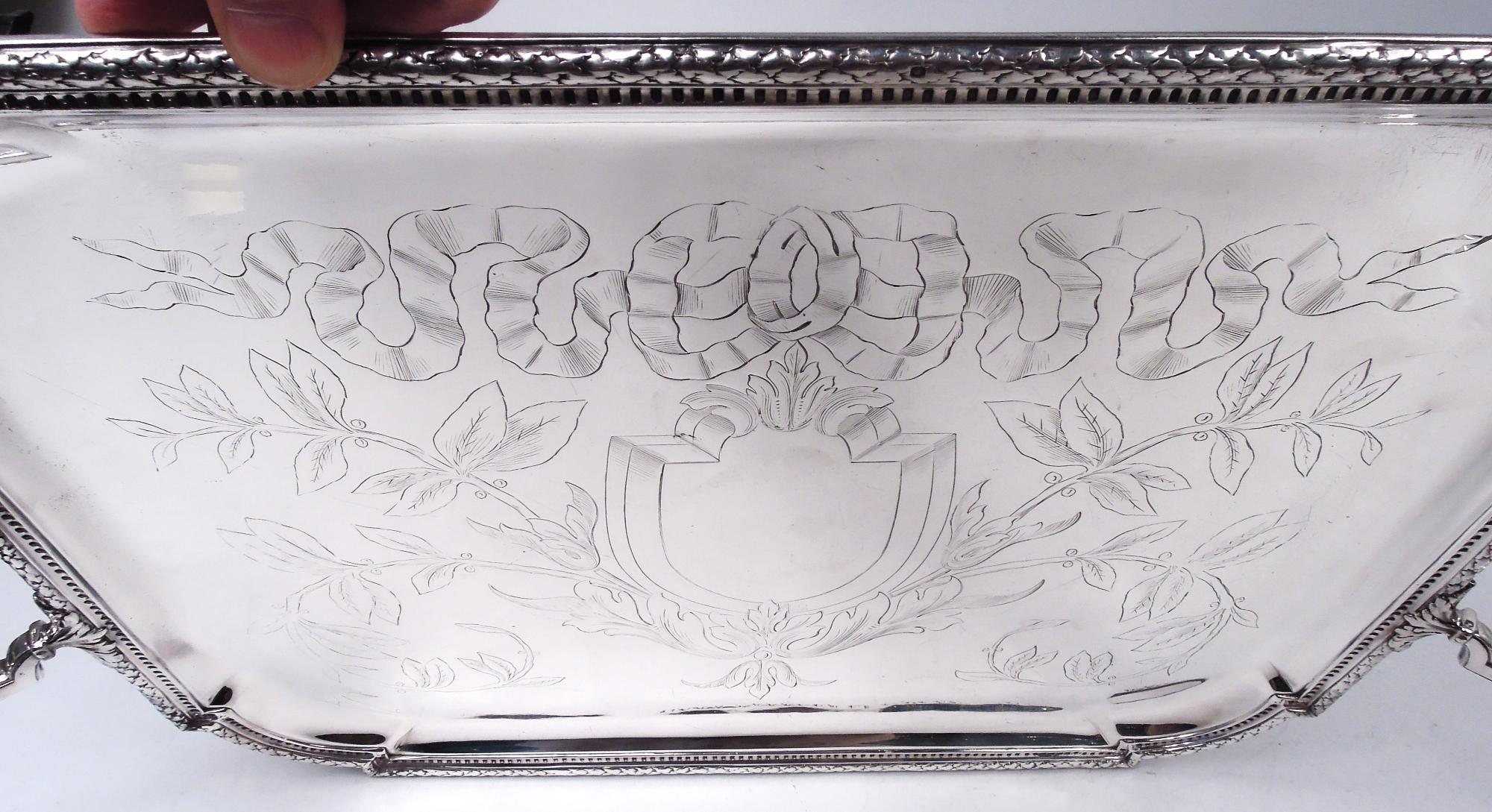 Vassoio in argento classico 950 French Belle Epoque, 1900 circa. Rettangolare con angoli curvilinei. Foglia imbricata e bordo dentellato. Maniglie a staffa con montaggio ad anta e con tappo. Il pozzo è dotato di una grande cornice armoriale