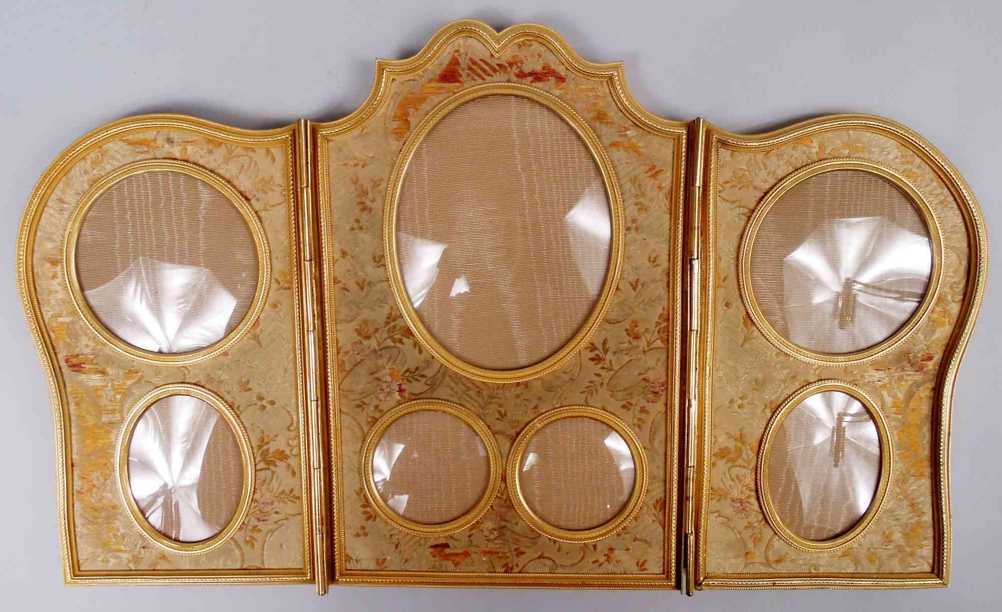 Antique French Belle Epoque Marco de Bronce Dorado con Espacio para 7 Fotos en Bueno estado para la venta en New York, NY