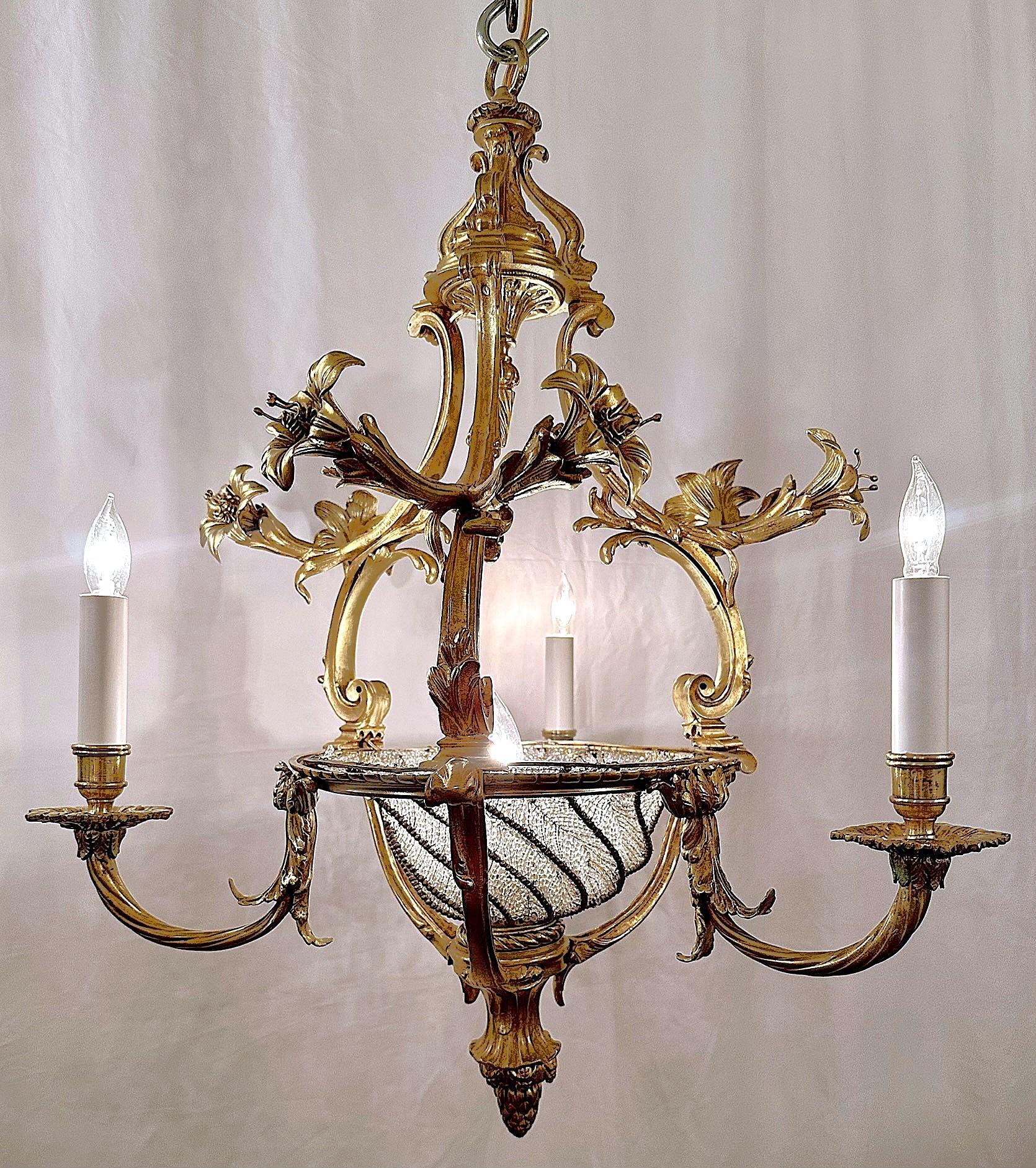 Francese Antique French Belle Époque - Lampadario con perline in bronzo dorato e cristallo, CIRCA 1880. in vendita