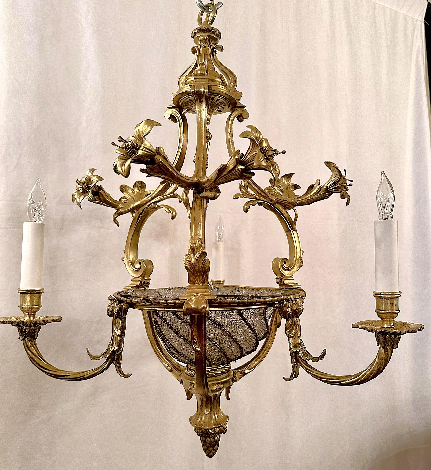 Antique French Belle Époque - Lampadario con perline in bronzo dorato e cristallo, CIRCA 1880. In condizioni buone in vendita a New Orleans, LA