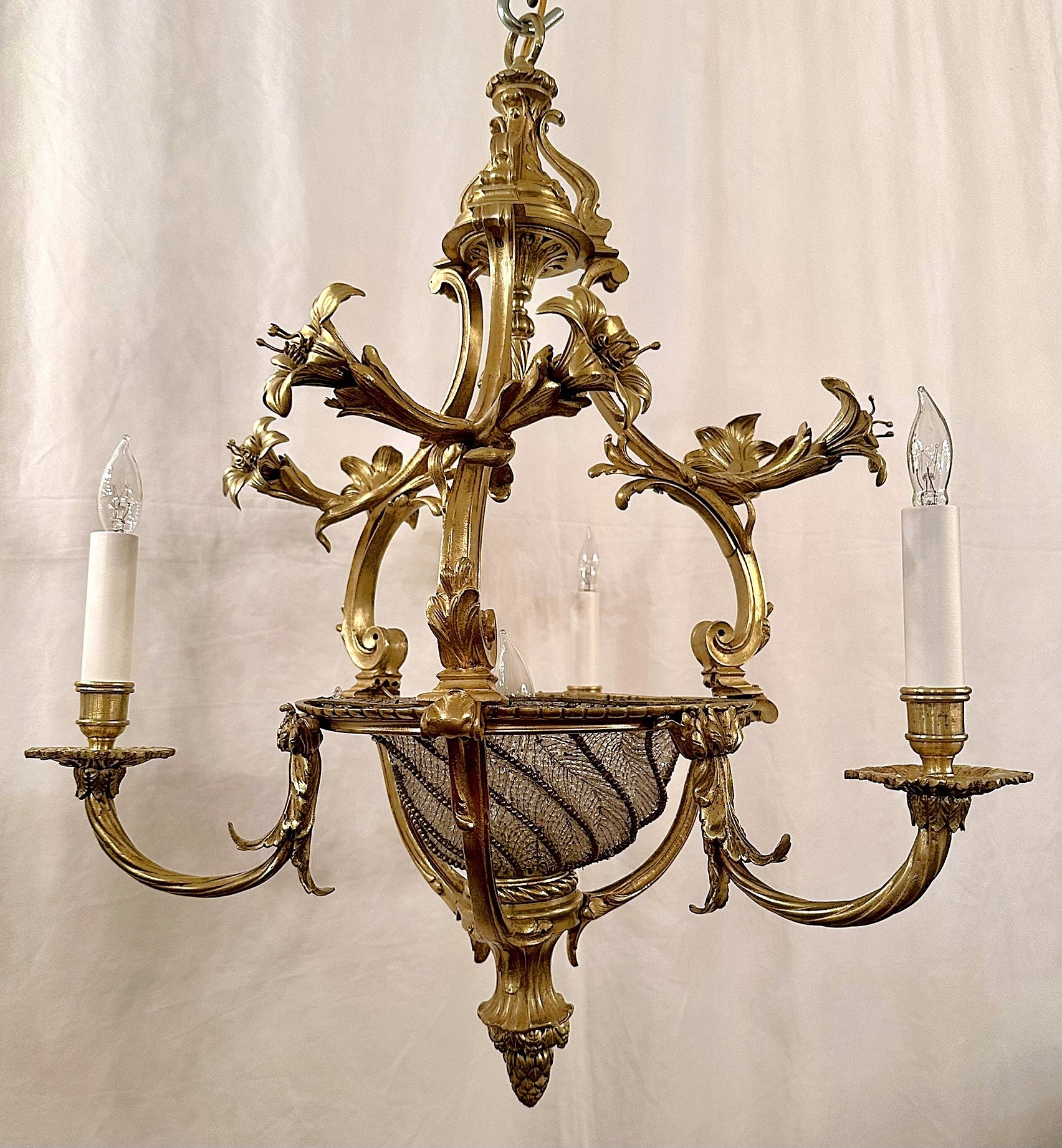 XIX secolo Antique French Belle Époque - Lampadario con perline in bronzo dorato e cristallo, CIRCA 1880. in vendita