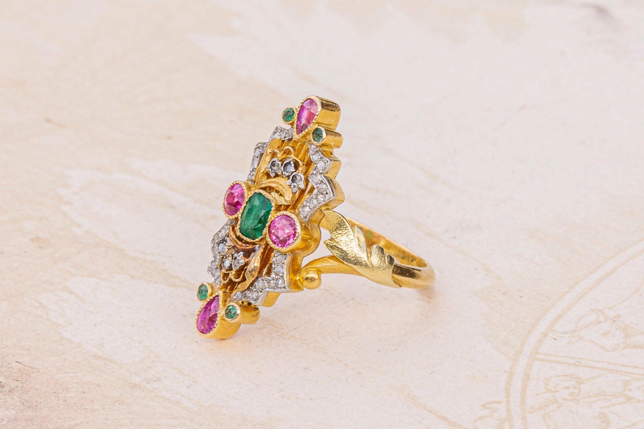 Antique French Belle Époque Anillo de Oro Rubíes Esmeraldas y Diamantes Anillo de Mujer Corte rosa
