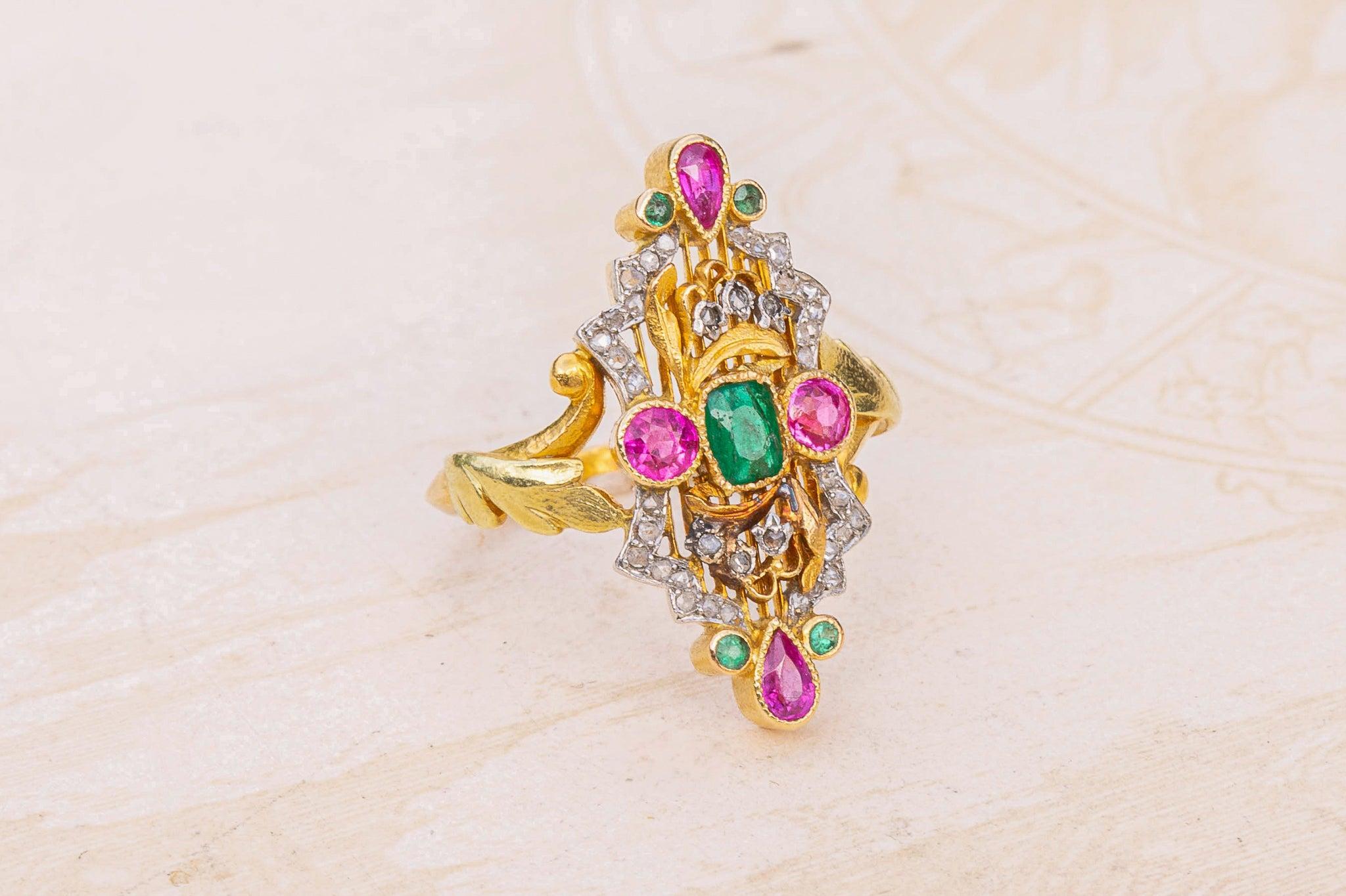Antique French Belle Époque Anillo de Oro Rubíes Esmeraldas y Diamantes Anillo de Mujer en Excelente Estado en London, GB