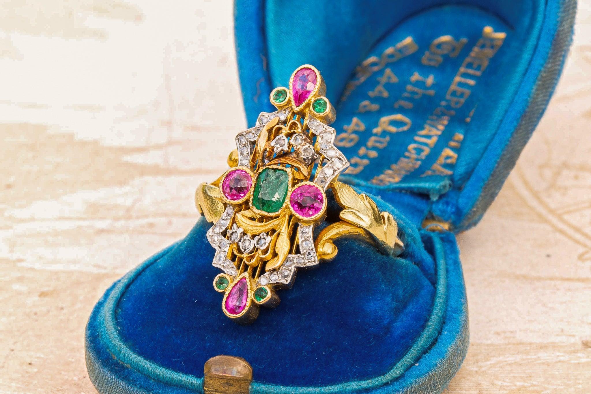 Antique French Belle Époque Anillo de Oro Rubíes Esmeraldas y Diamantes Anillo de Mujer 1