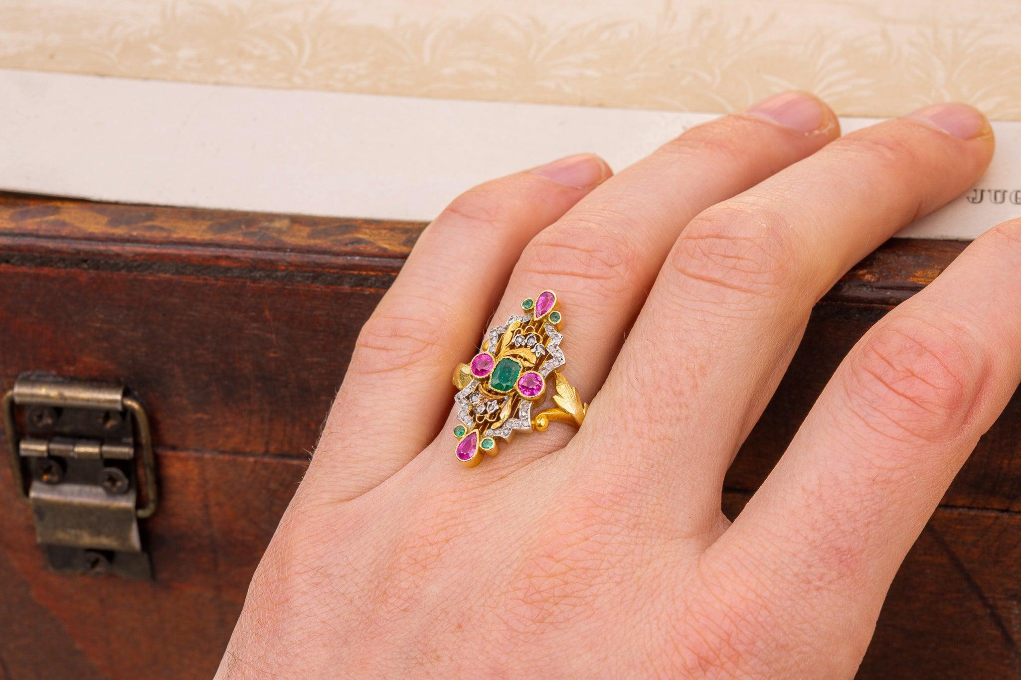 Antique French Belle Époque Anillo de Oro Rubíes Esmeraldas y Diamantes Anillo de Mujer 2